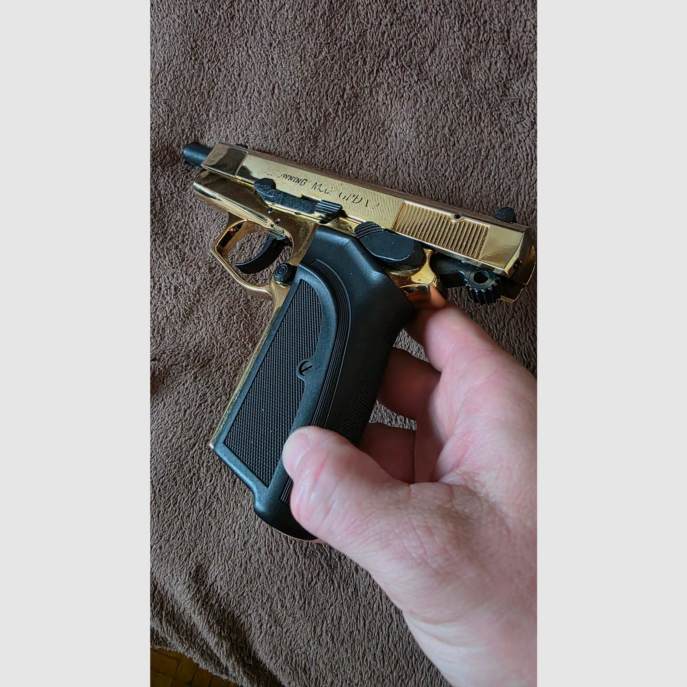 Pistolet d'alarme de 'Browning' cal. 9mm, P. A. K, en noir/doré, état d'occasion, mais entièrement fonctionnel.