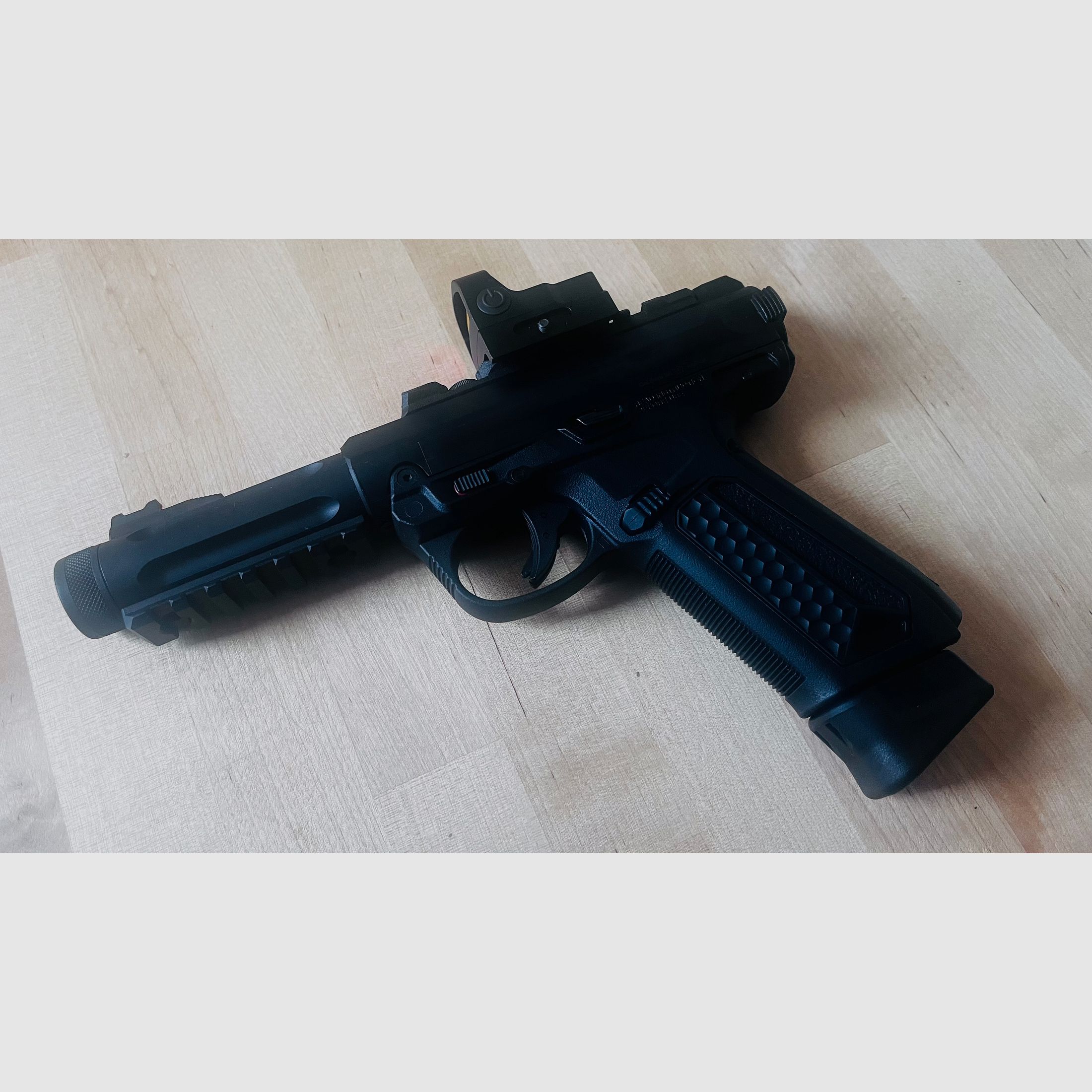 Action Army AAP-01 Assassin GBB z dodatkami i ulepszeniami - Nie jest bronią automatyczną