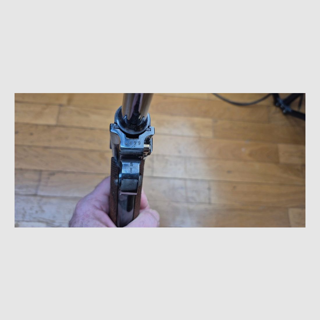 Wunderschöner und atypischer Luger P08 – Herstellung Erfurt 1916 – Waffe 100% einheitlich nummeriert – Wunderschöne professionelle Brünierung – Mechanik mehr als ausgezeichnet – Ästhetik hervorragend – Lauf ausgezeichnet, nahezu neu – Wunderschöner Luger, symbolisch für die Geschichte! – TBE++, Bild 24 von 25
