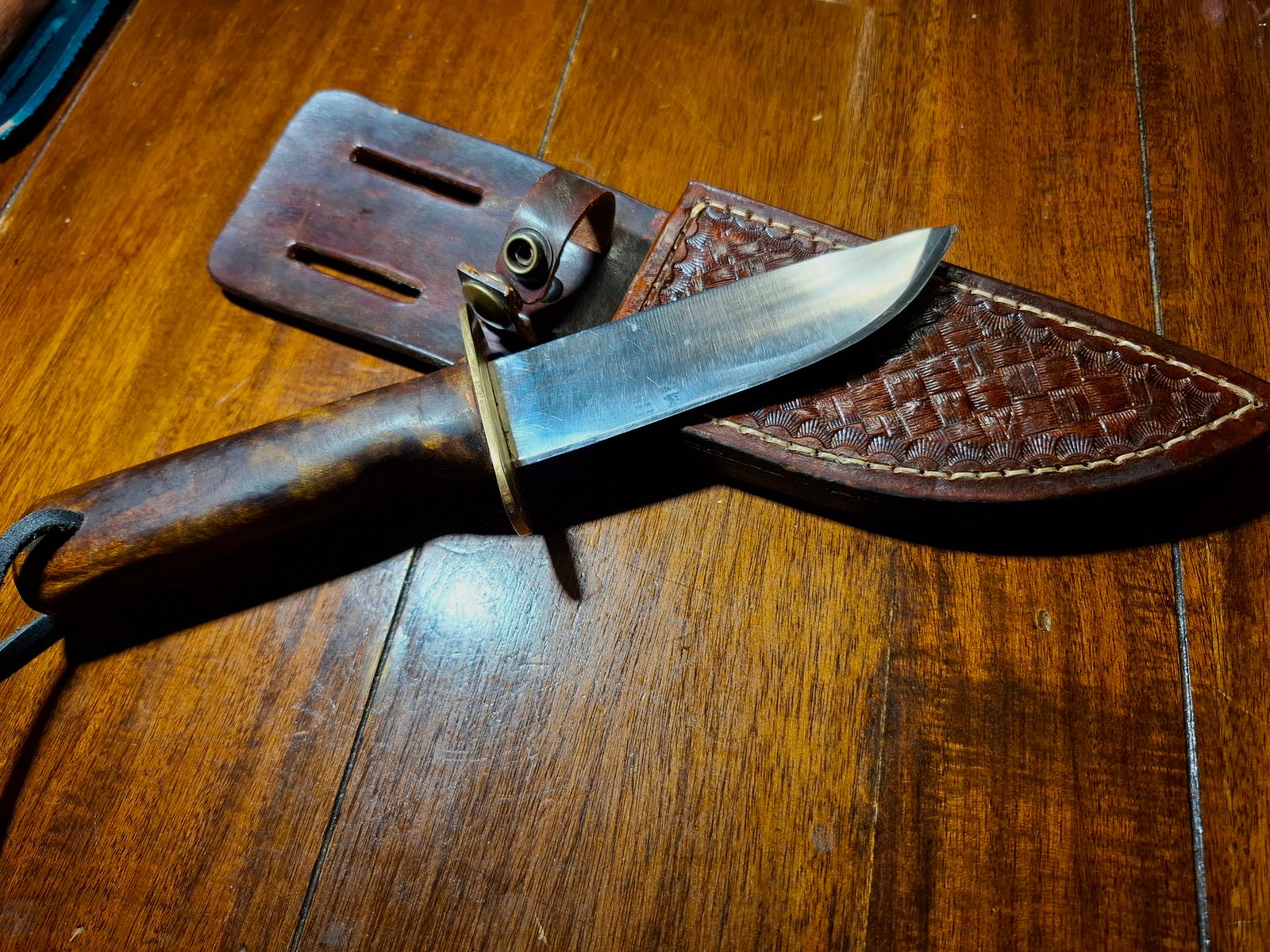 Handgearbeitetes Jagdmesser mit Scheide