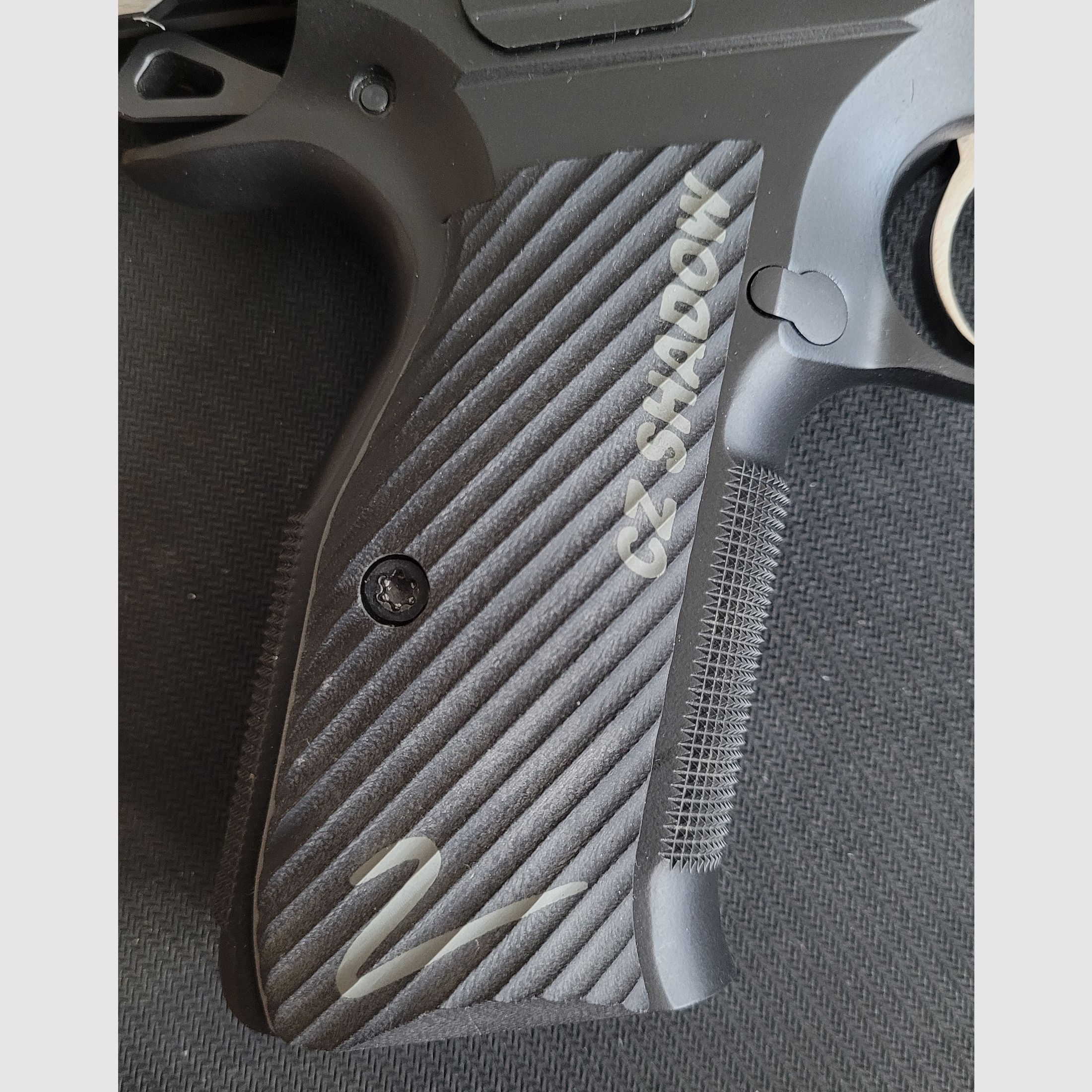 Neue CZ Shadow 2 Griffschalen- LokGrips Palm Swell Ridgebacks- Color-Fill