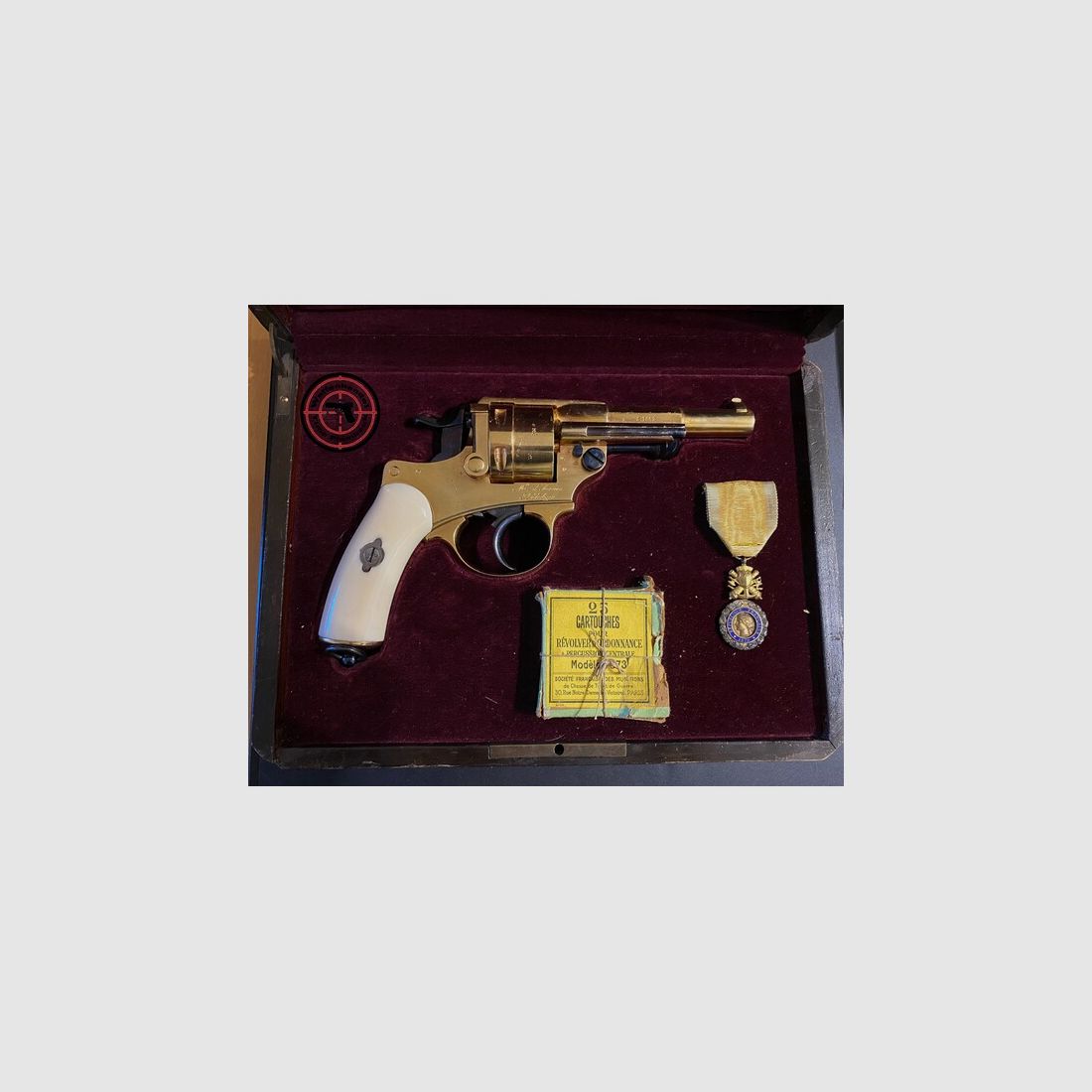 Sammlerwaffe: vergoldeter MAS 1873 Revolver in Holzschatulle mit original Munition