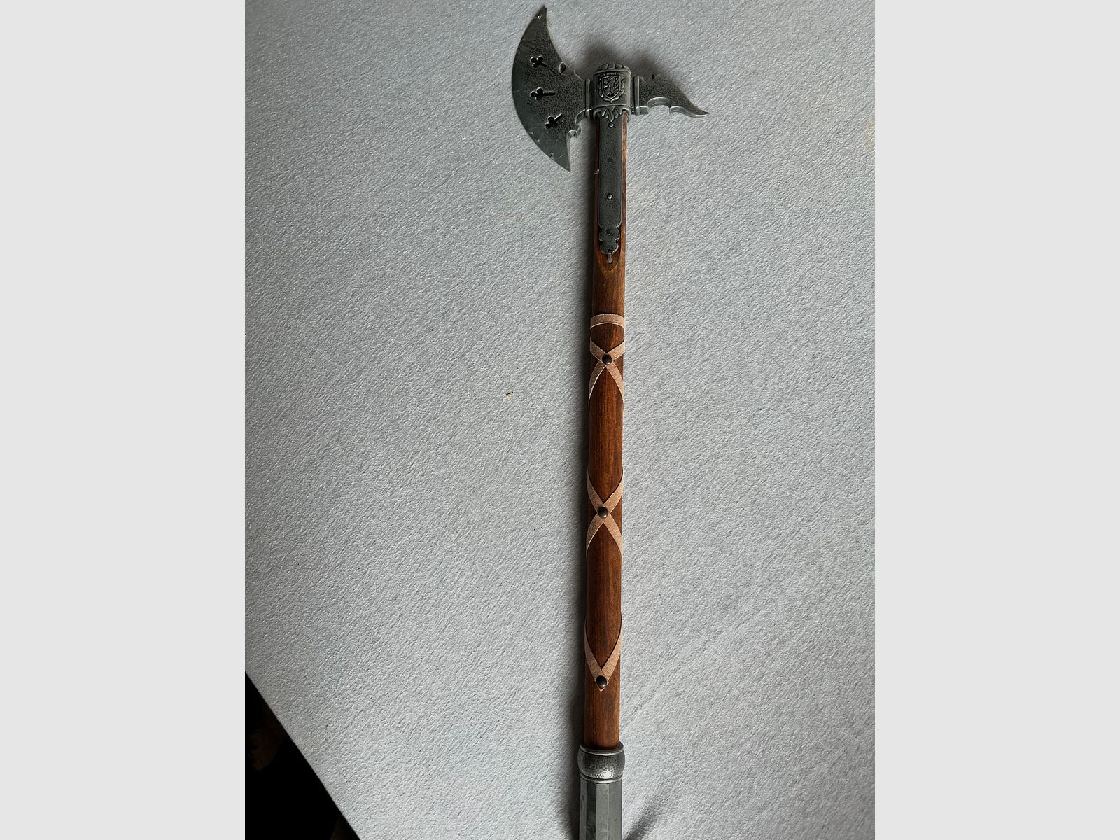 Grande collezione di armi decorative – spade, pistole a pietra focaia, fucili ad avancarica, alabarda, martello da guerra – liquidazione della collezione