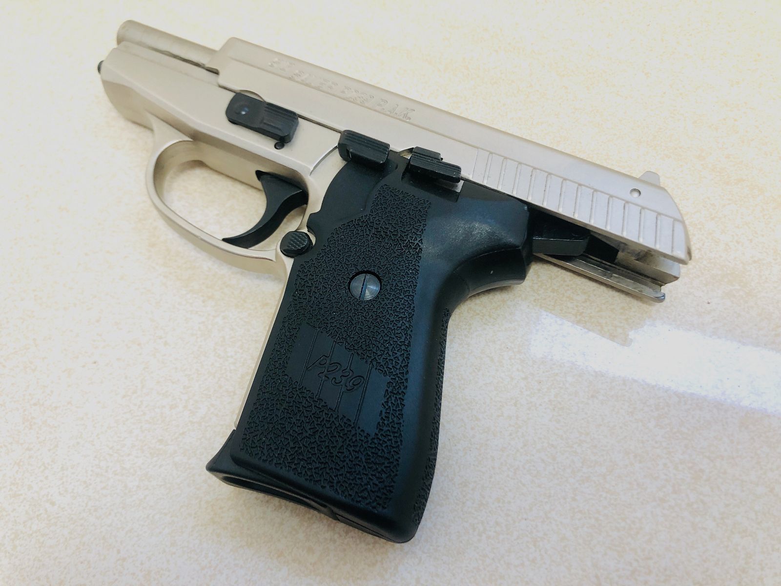 ••• SIG SAUER P239 schreckschiesspistool / nikkel / accessoires / originele verpakking / PTB 874 •••