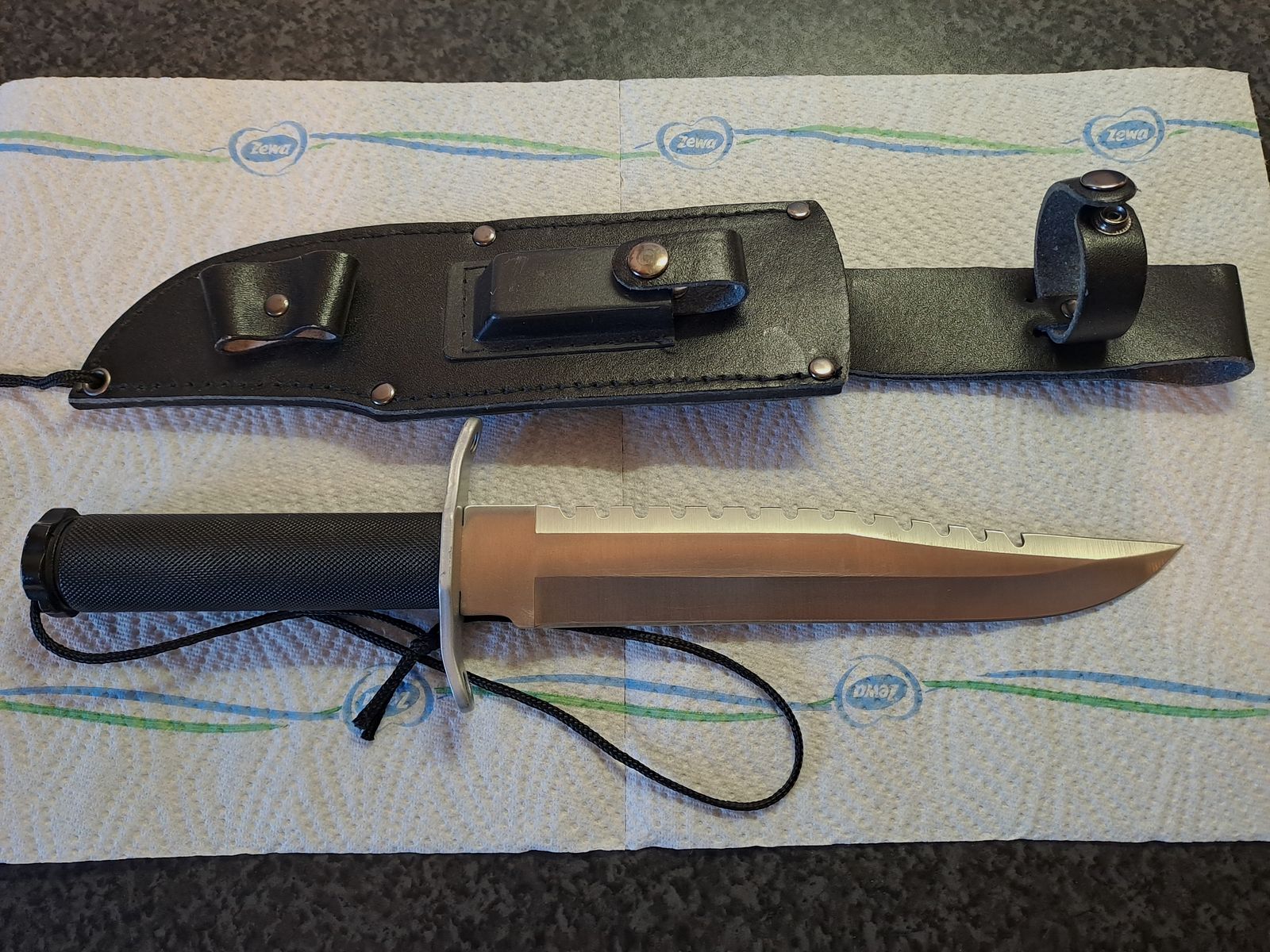 Kampfmesser mit Sägerücken