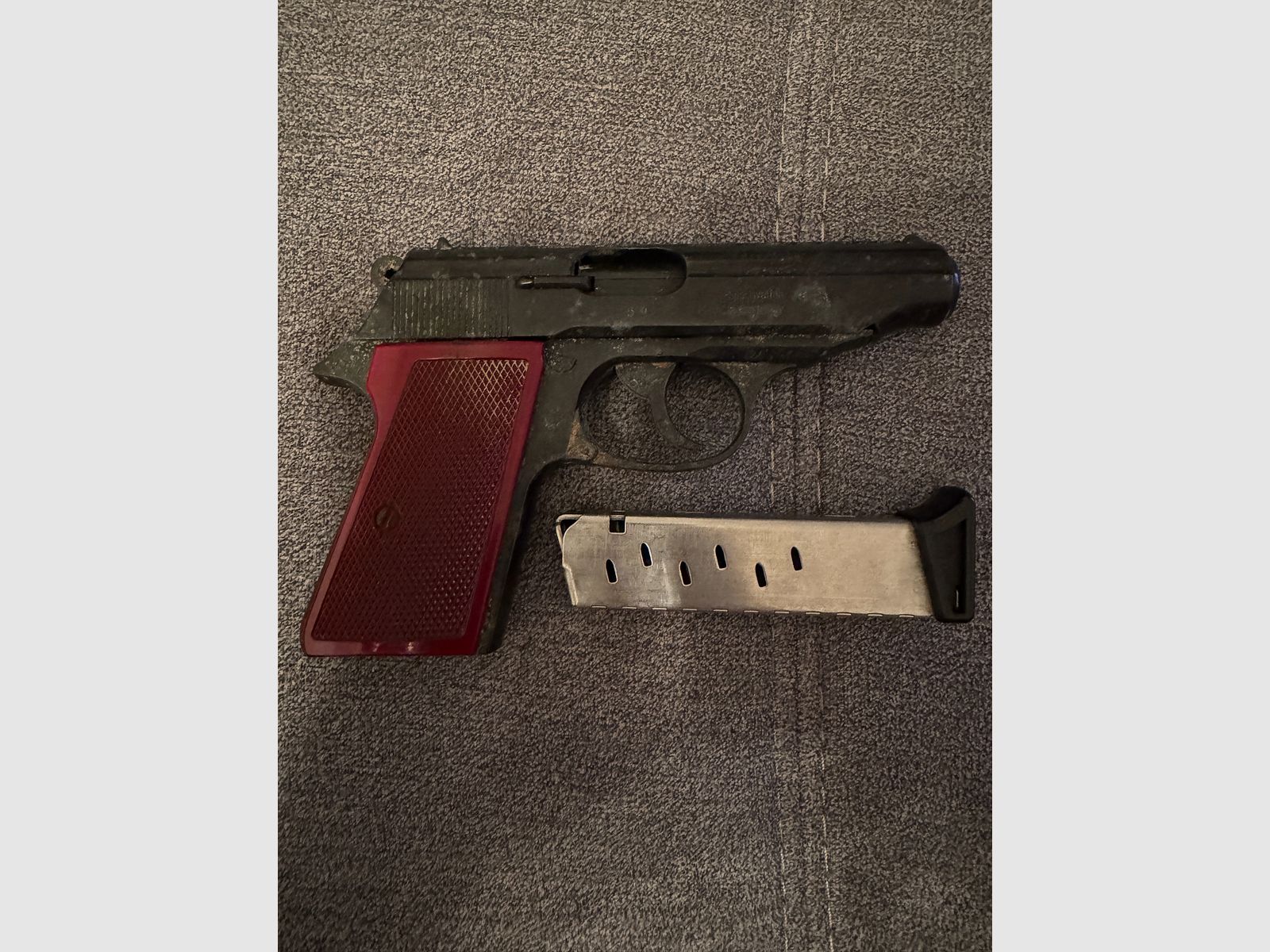 Schreckschusspistole IWG Mod. P 900 (9mm P.A.K.) – mit Magazin & 50 Schuss Munition (Bastlerobjekt / Gebrauchsspuren)