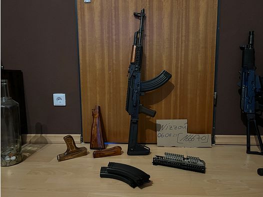 GHK AKM GBB con 3 caricatori e accessori