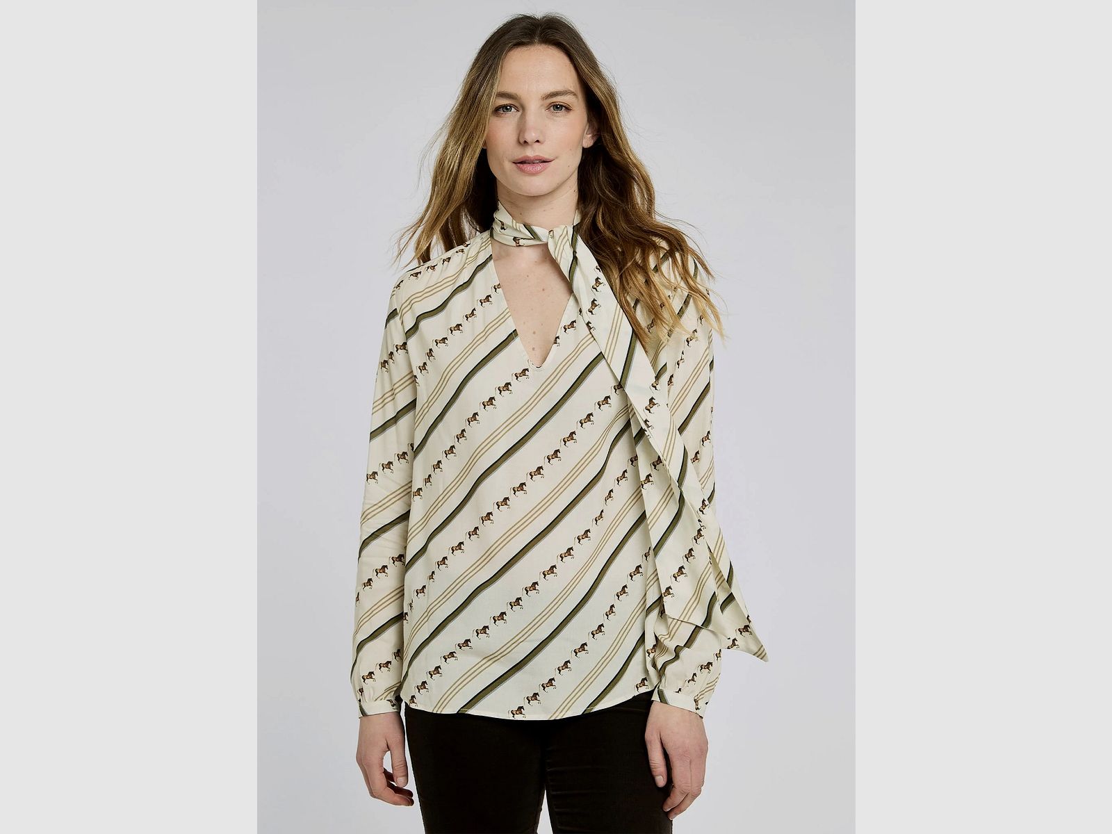 Dubarry Sweetalison Damenbluse mit Bindekragen – Elfenbein, Bild 3 von 4