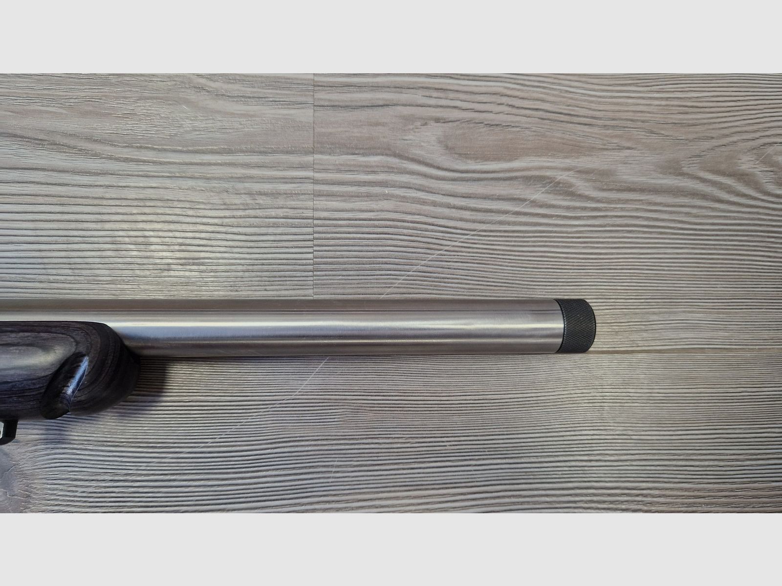 RUGER AMERICAN RIMFIRE TARGET INOX – Laminado oscuro – 22lr – 10 disparos, imagen 3 de 5