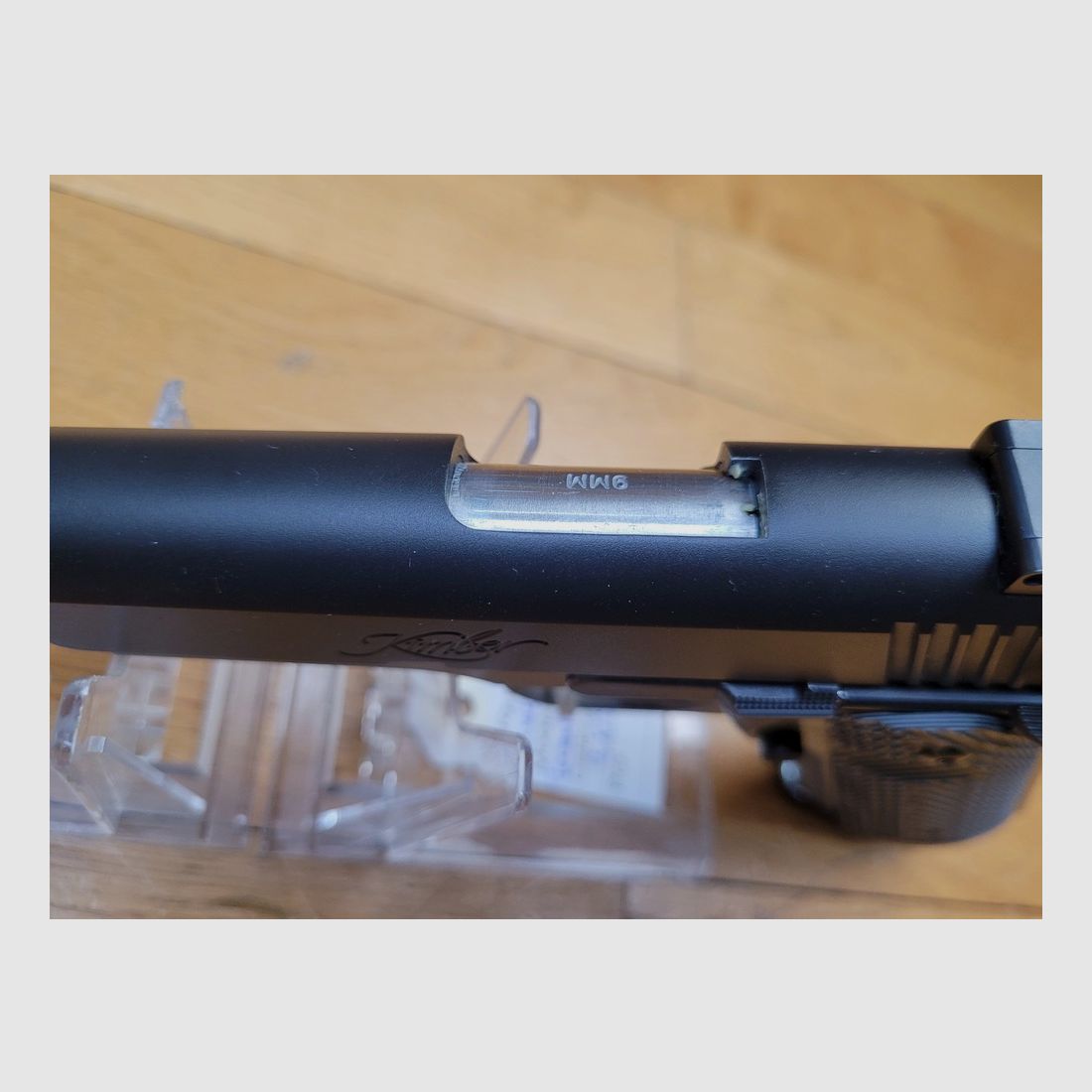 Wspaniały pistolet Kimber Team Match II – Ramka ze stali nierdzewnej w podwójnym tonie – Kal. 9×19 – Model amerykańskiego zespołu IPSC – Uchwyt VZ z G10 + pochodzenie – Lżejszy kurek i spust – Żłobienia z przodu i z tyłu – Długa prowadnica – Regulowana muszka – Walizka ze wszystkimi akcesoriami i dokumentami – Stan jak nowy!, zdjęcie 17 z 24