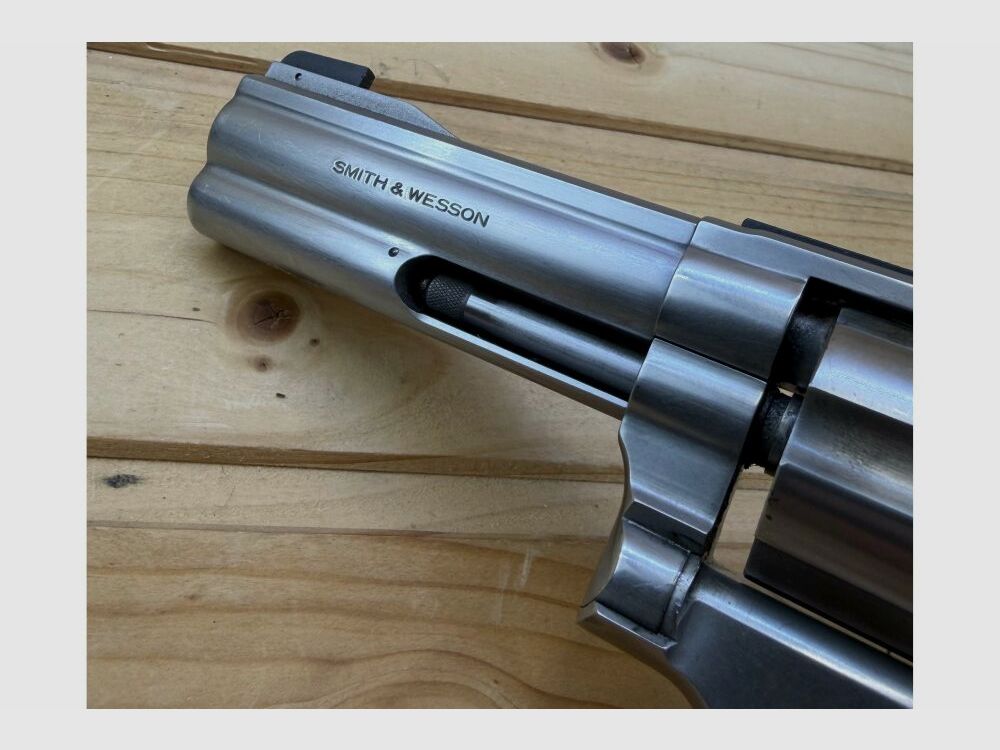 Smith & Wesson Mod. 617 .22 l.r. Wooden grips .22lr