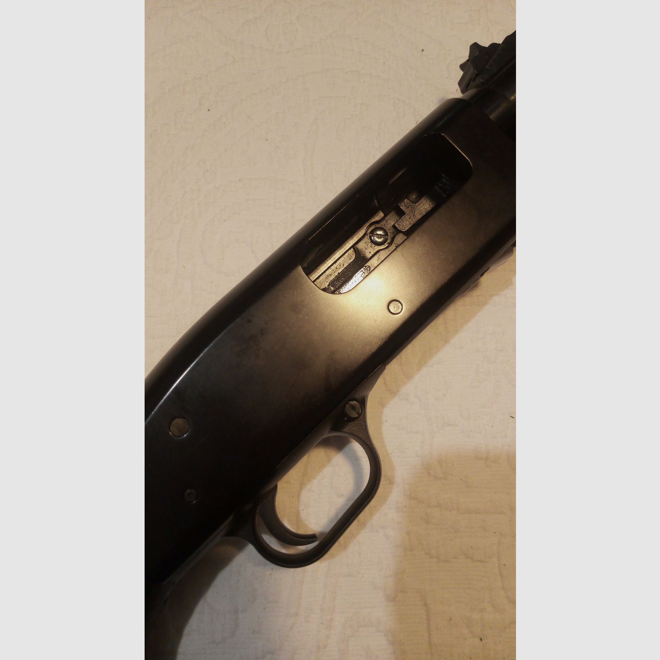 Vorderschaftrepetierflinte Mossberg Maverick 88 mit verstellbarer Visierung schwarz und Laufportierung gebraucht LL 60cm im Kaliber 12/76 Kat. B