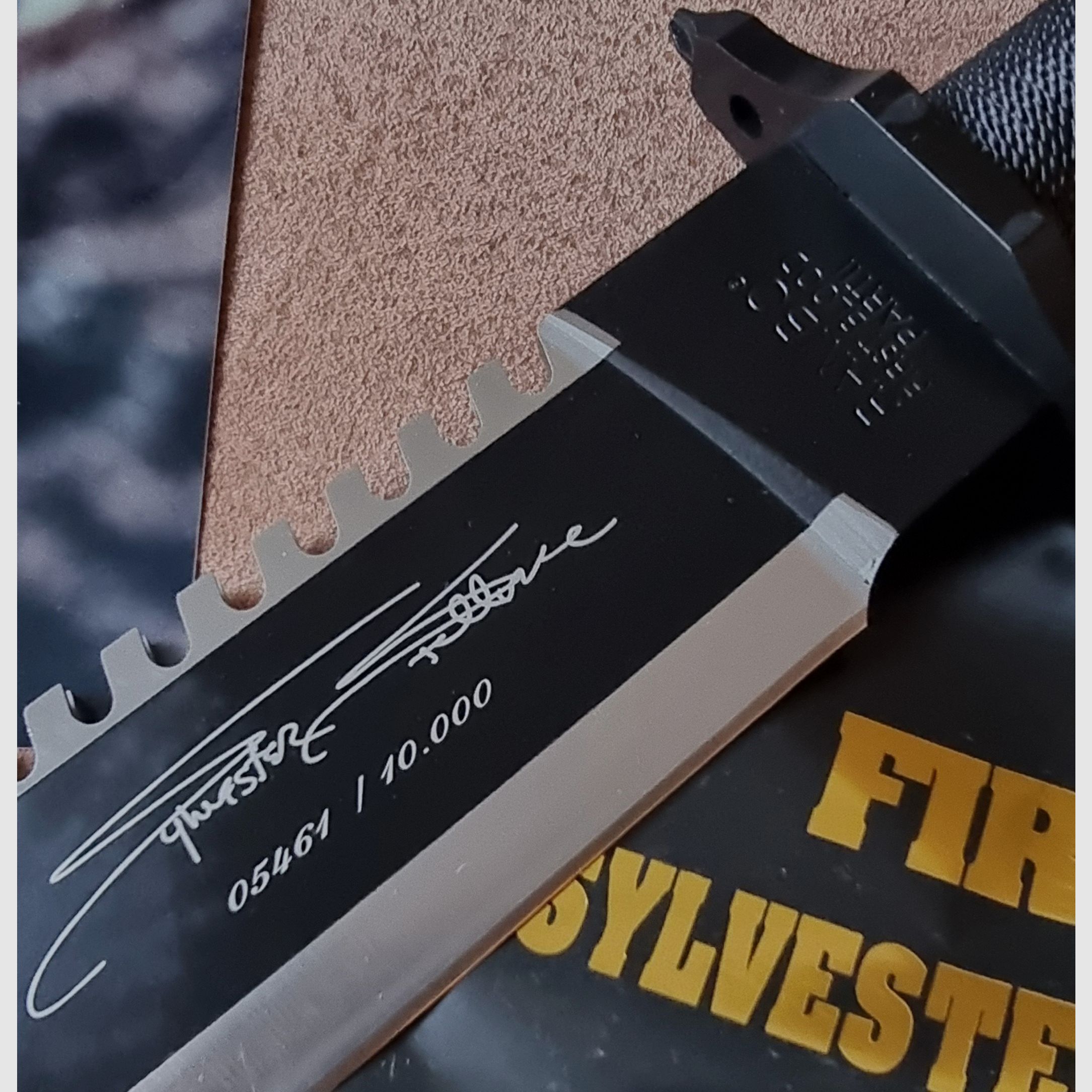 Orig.Signatur von Silvester Stallone von 1997 auf Foto +Messer Signature Edition