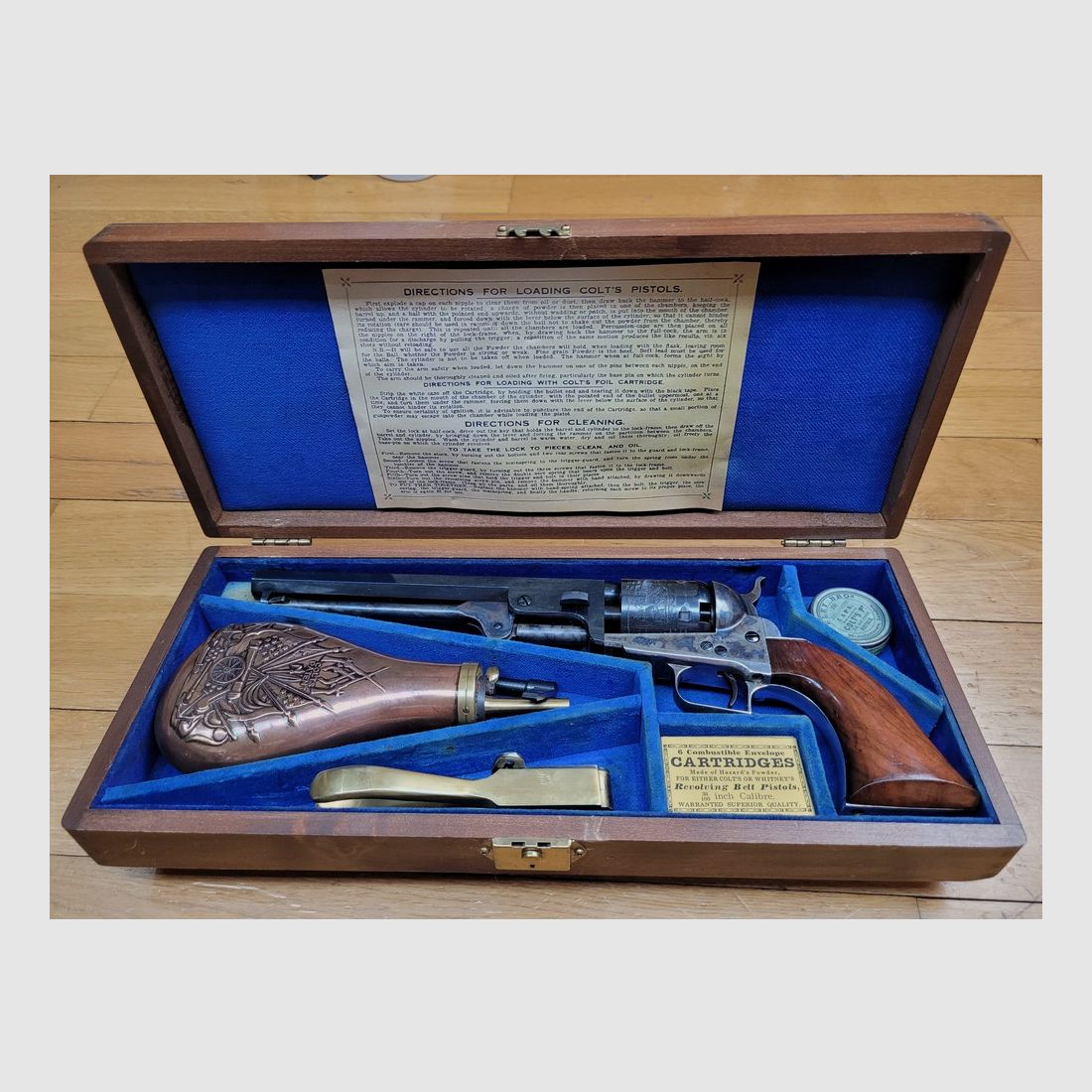Très beau Colt 1851 Navy – Fabrication Colt 2ème génération en Type II – Cal .36 – Jamais tiré – Bronzage parfait – Tous marquages conformes – Coffret avec tous accessoires d&rsquo;origine complets – TBE +, image 1 sur 29