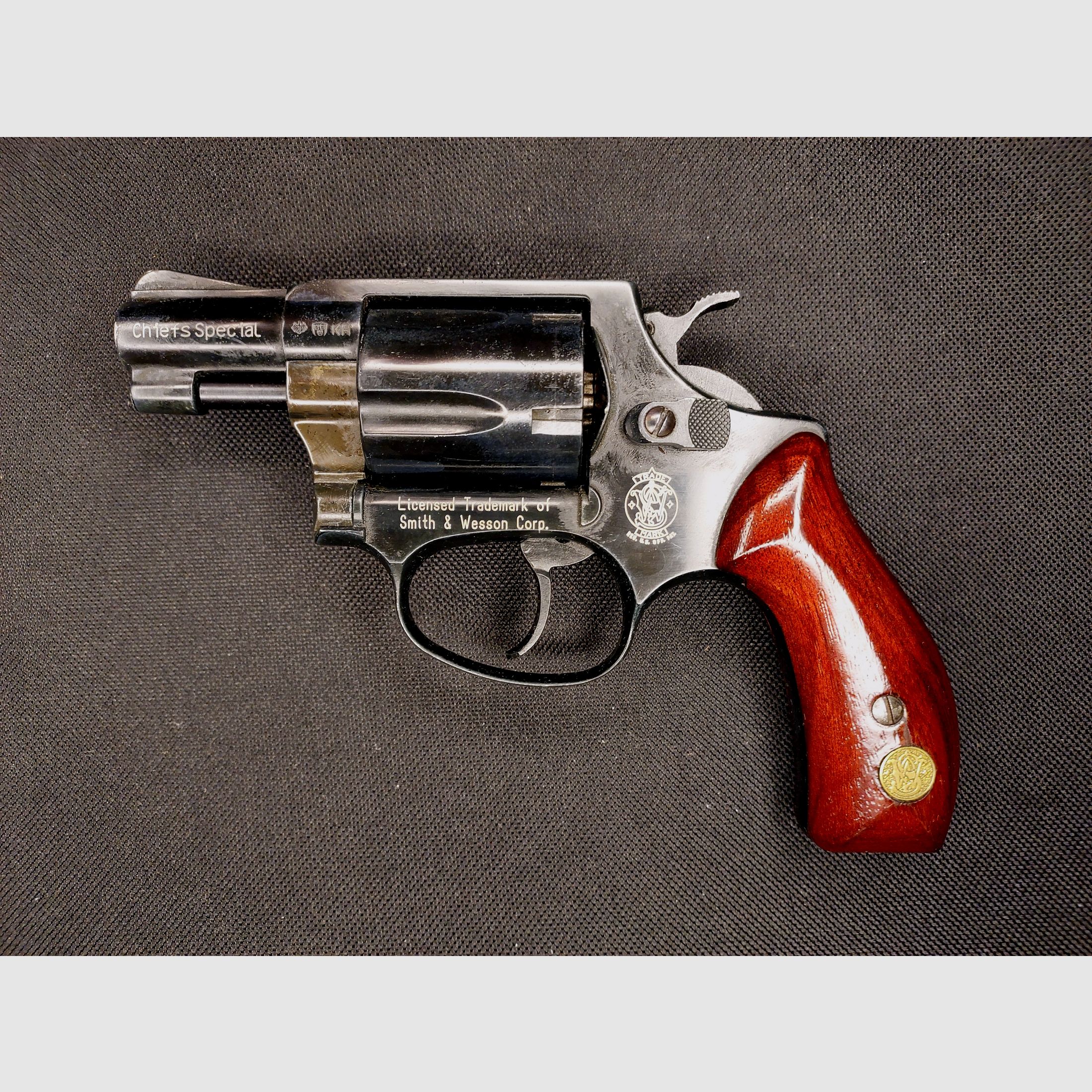 Smith & Wesson Chiefs Special revolver a salve calibro 9mm R.K. brunito (PTB 794) con impugnature in legno