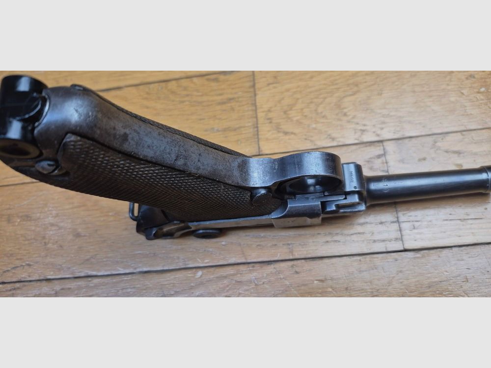 Pistolet Luger P08 – Code « BYF » pour une fabrication Mauser de 1942 – Arme 100% mono-matricule renumérotée – Re bronzée et code 42 re gravé – Bon état mécanique et superbe canon – Rééprouvé à Ulm en 1976 – Chargeur moderne – BE+/TBE-, image 9 sur 24