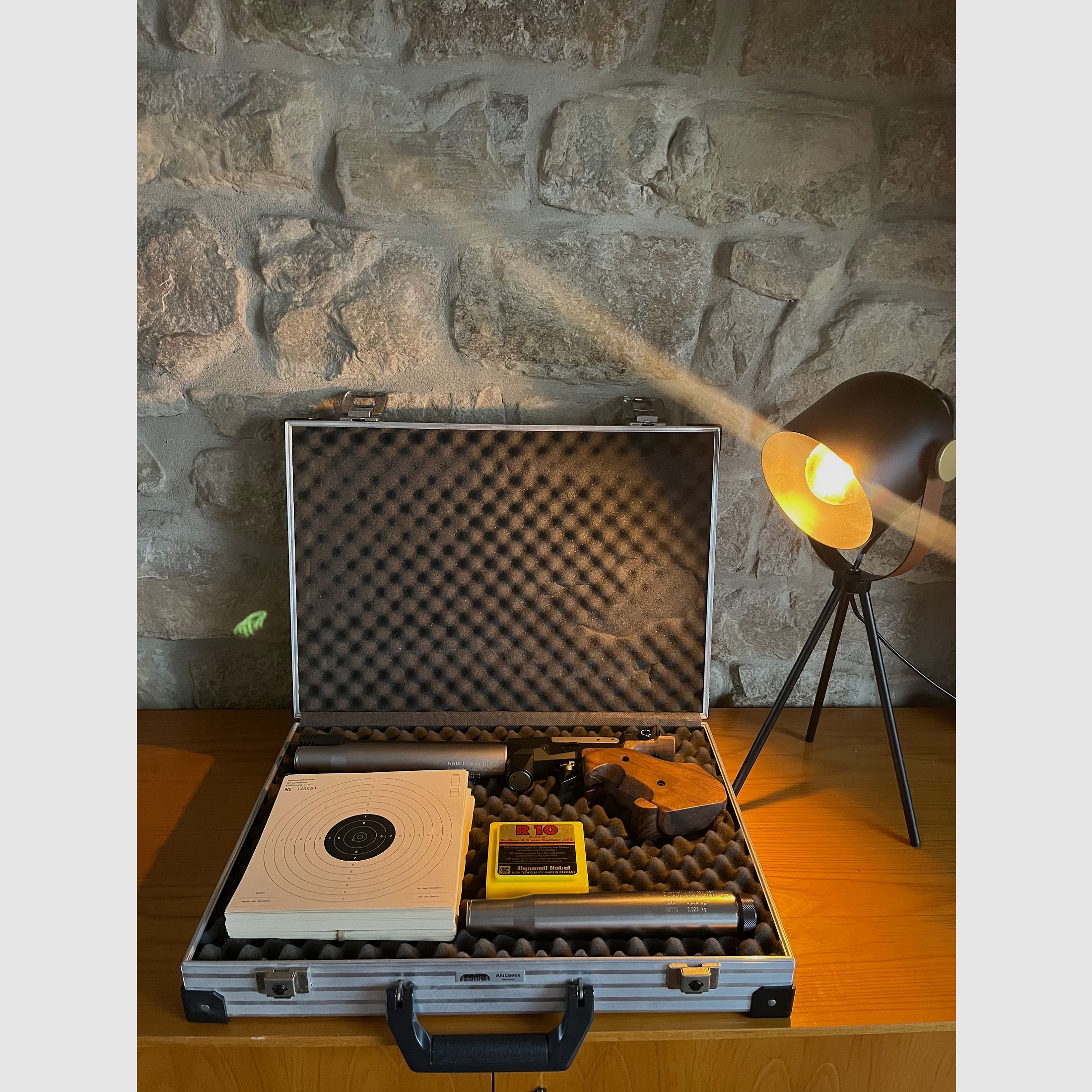 Feinwerkbau P30 pistola de aire comprimido – Estado excelente – 2 cartuchos + maletín de aluminio