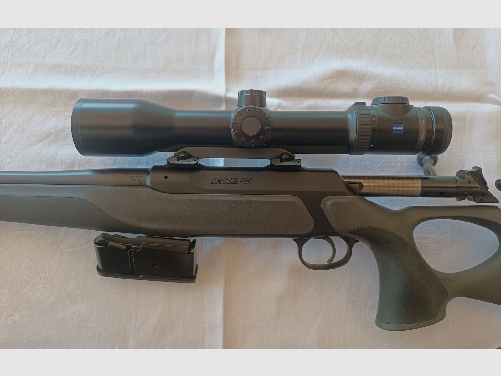 Sauer 404 Synchro XT mit Zeiss Victory V8 1,8-14x50 mit SUM und ERA Silencer SOB2S