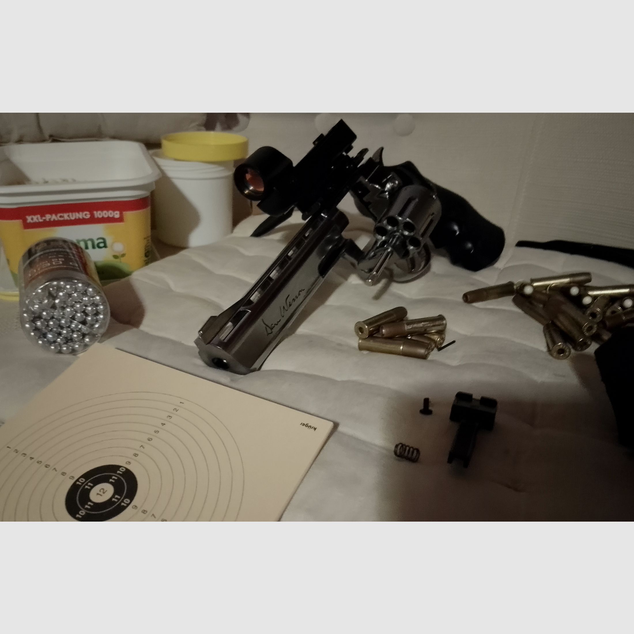 Dan Wesson co2 revolver 6mm set 31 cartridges red dot sight holster + lots of bb's + steel balls