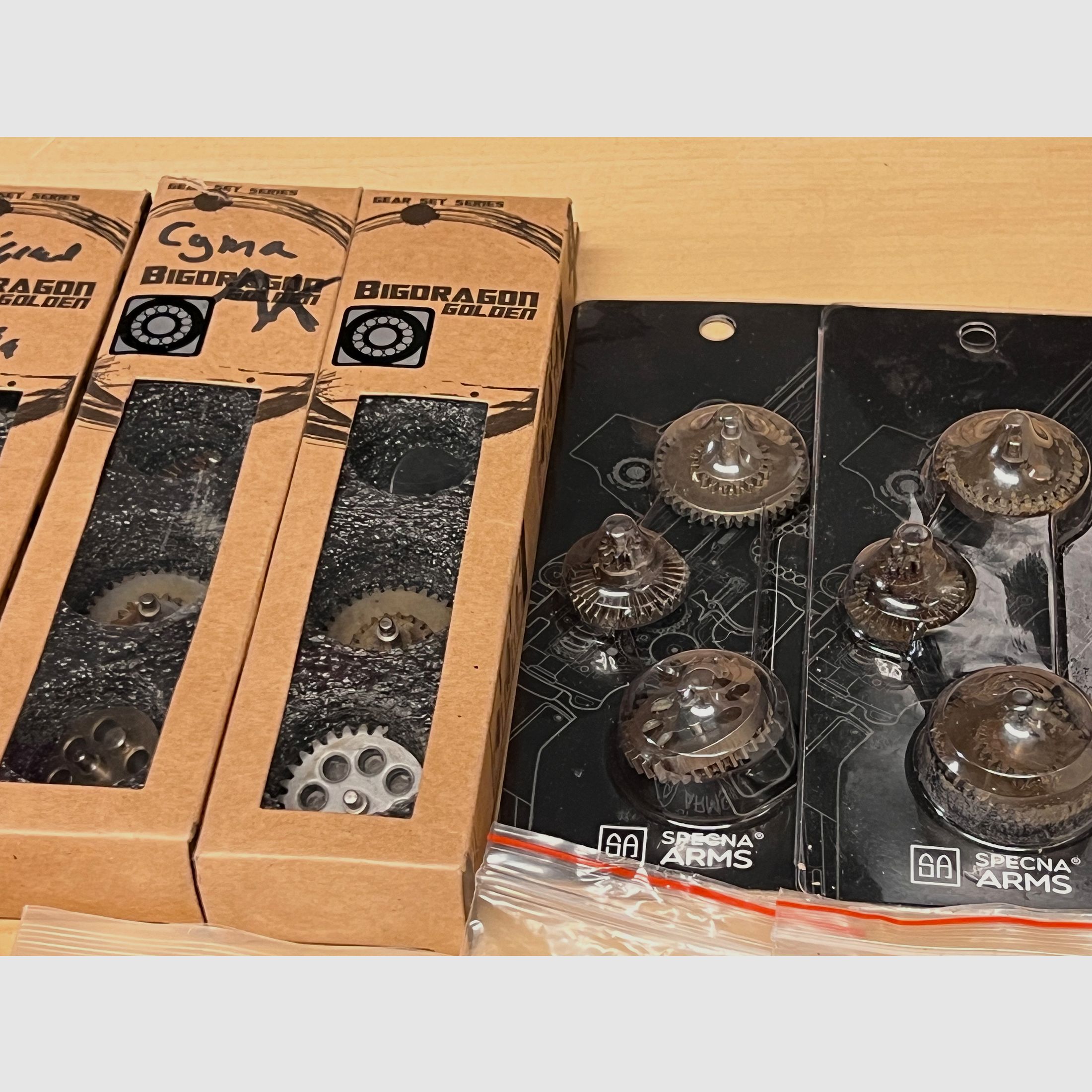 Konwój oryginalnych zestawów Gear różnych producentów, takich jak Cyma, G&G i inni