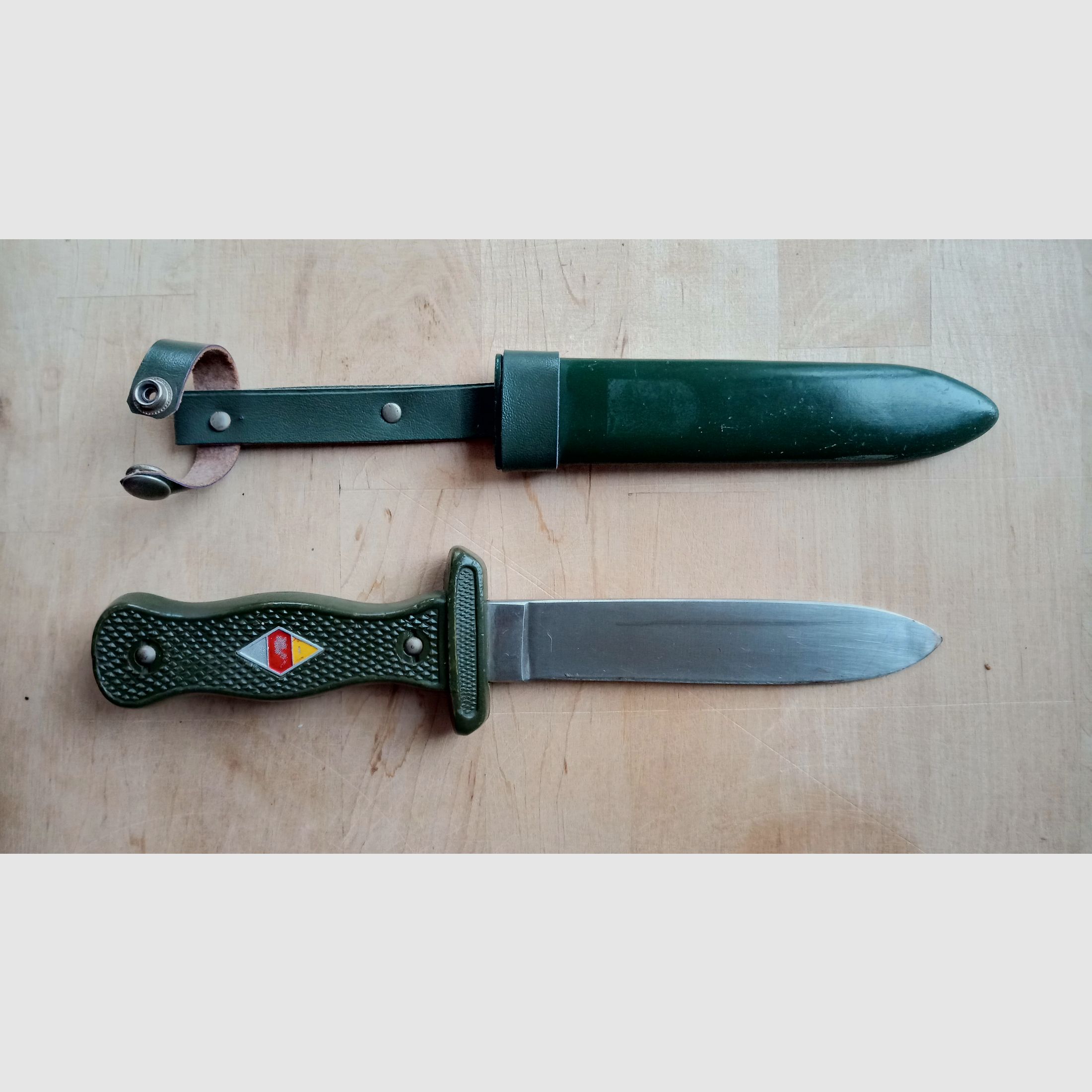 Original travel knife from Hubertus Solingen from the Cold War, based on the BW combat knife and visually inspired by the HJ travel knife.