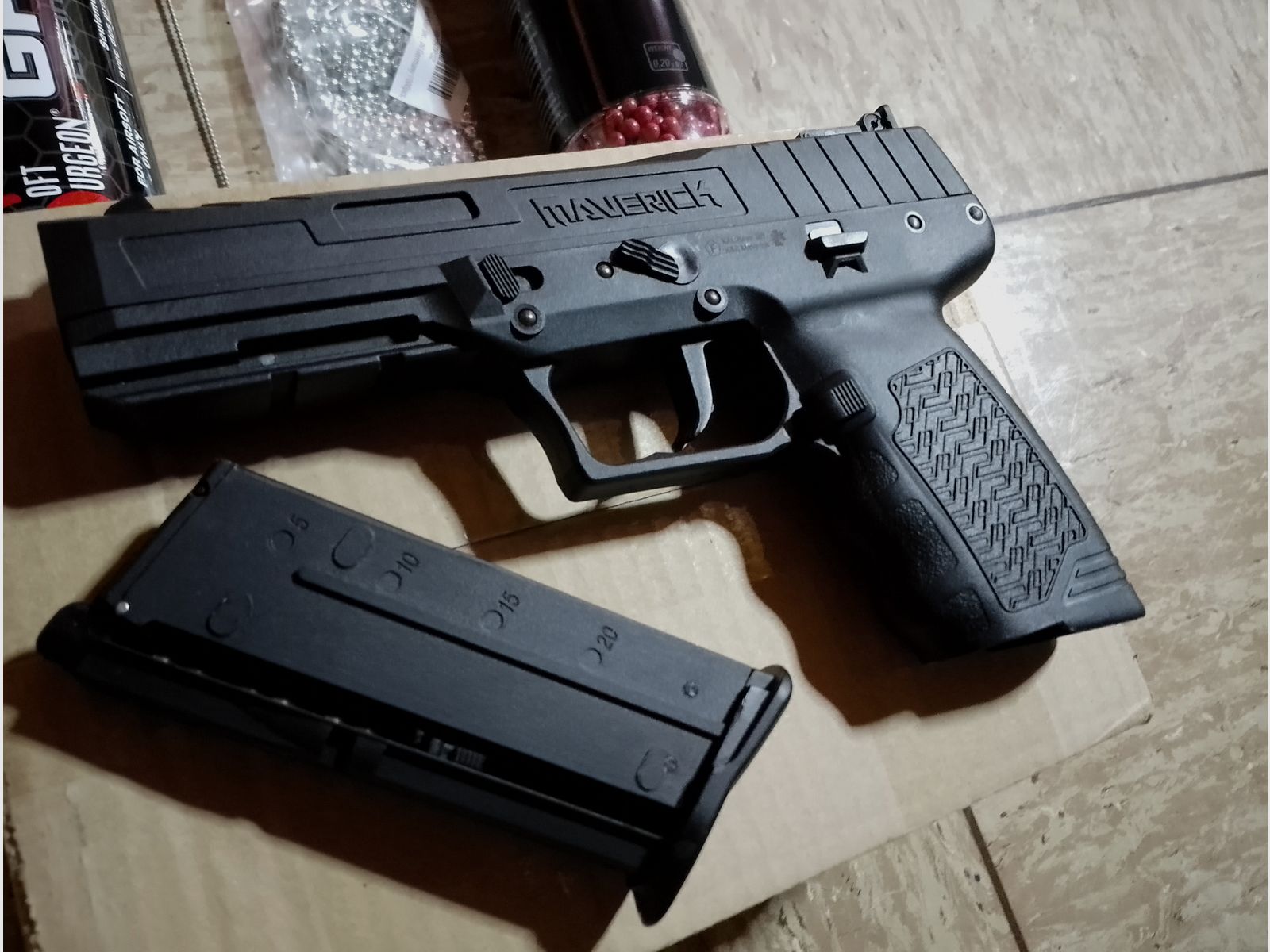 Kli Maverick GBB Gas Blow Back Pistole mit Zubehör Greengas + Stahl und 0,20g  H&K BB's im Set neuwertig