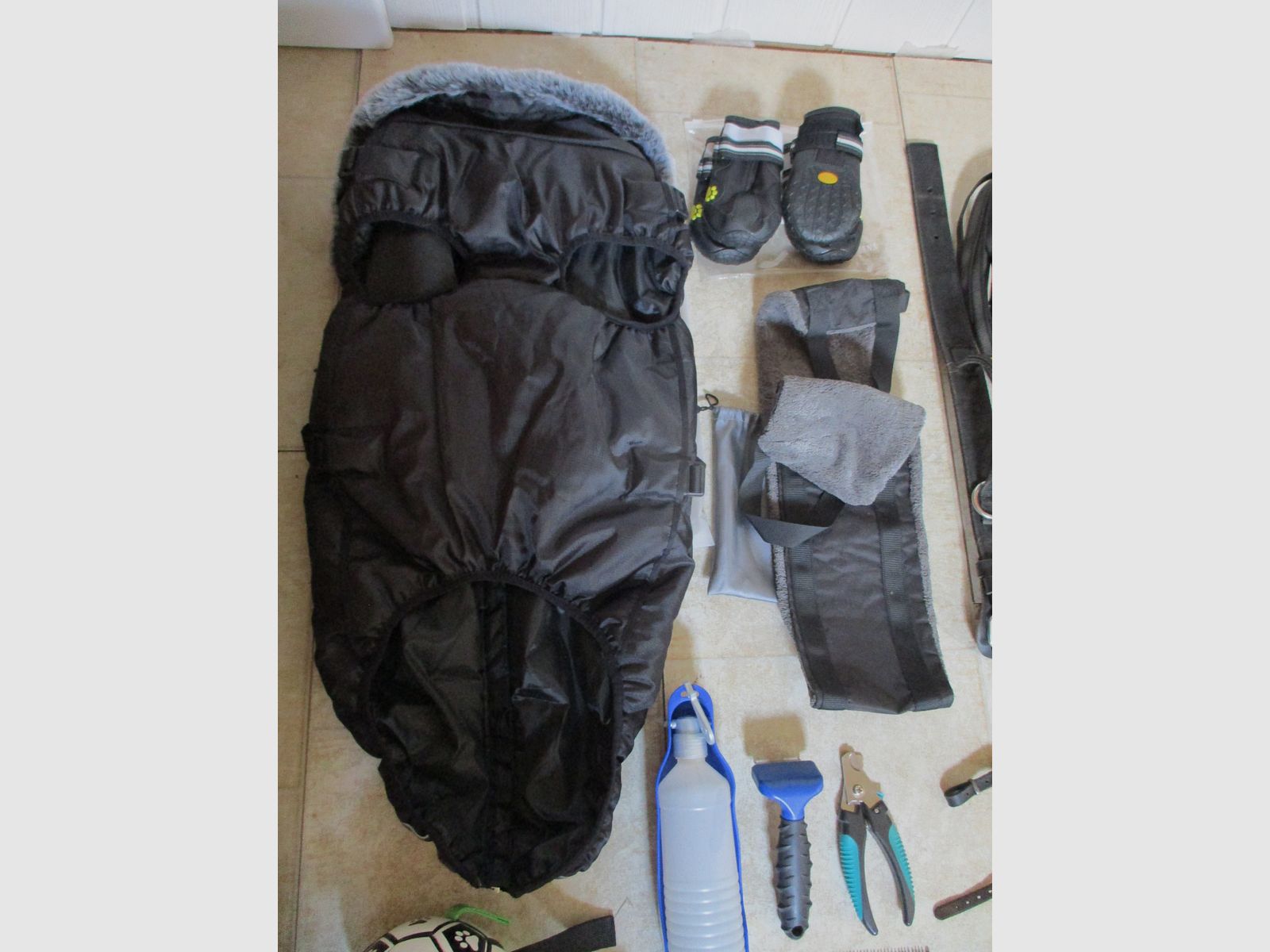 Hundezubehör, Leinen, Halsbänder, Kleidung, Näpfe...