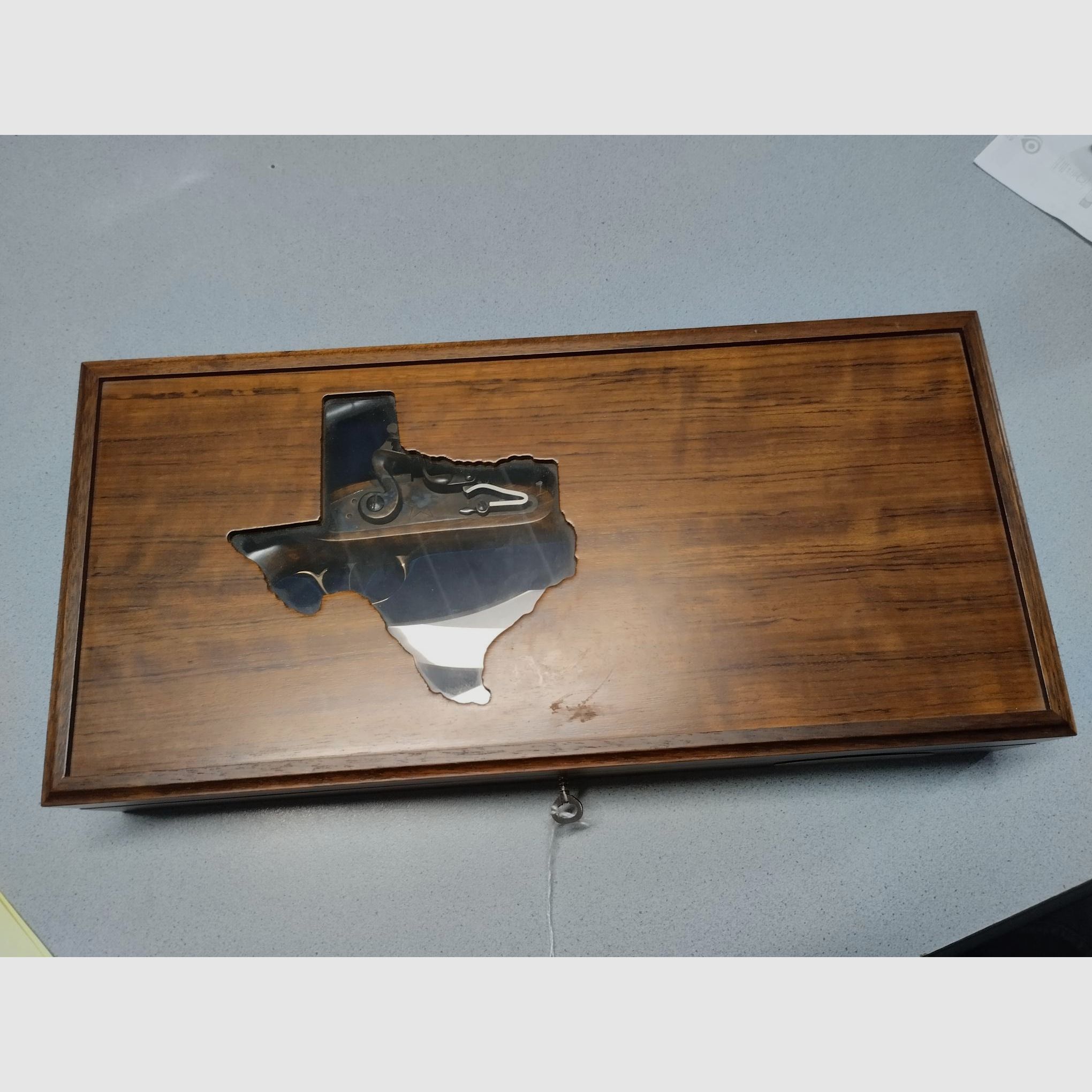 Bardzo ładne pudełko Pedersoli Alamo 1836 z pistoletem na kapiszony Navy Moll kal. 45 + nożem Bowie, w stanie nowym!