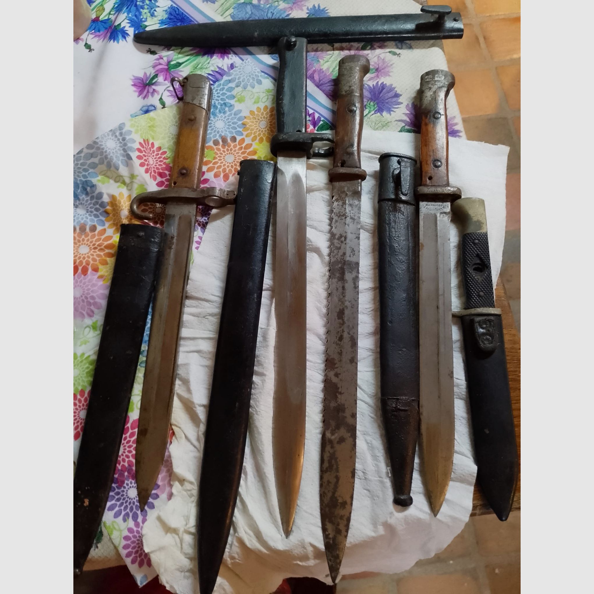 Convolto di vecchi baionette 1GM + 1 vecchio coltello da escursionismo/scout 1939