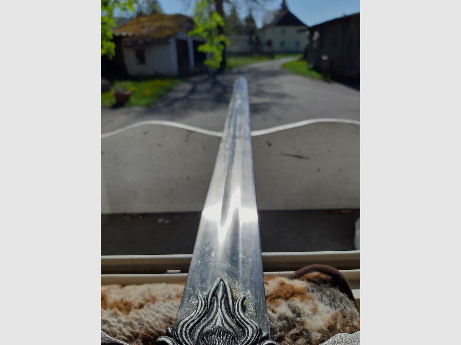 Das  Sagenumwobene  Schwert der KÖNIGE  " W I N D S O N G " ist Handgeschmiedet und scharf geschliffen, ein echter   EYECATCHER