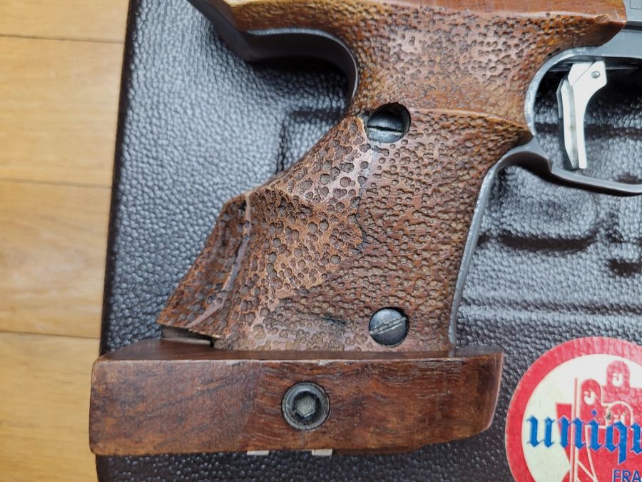 Zeer goede Unique model DES 69 – kaliber 22LR – met zijn tegengewicht – Twee magazijnen en zijn transportkoffer – Grote precisie – Onverslijtbaar – Top Made in France! TBE, afbeelding 4 van 22