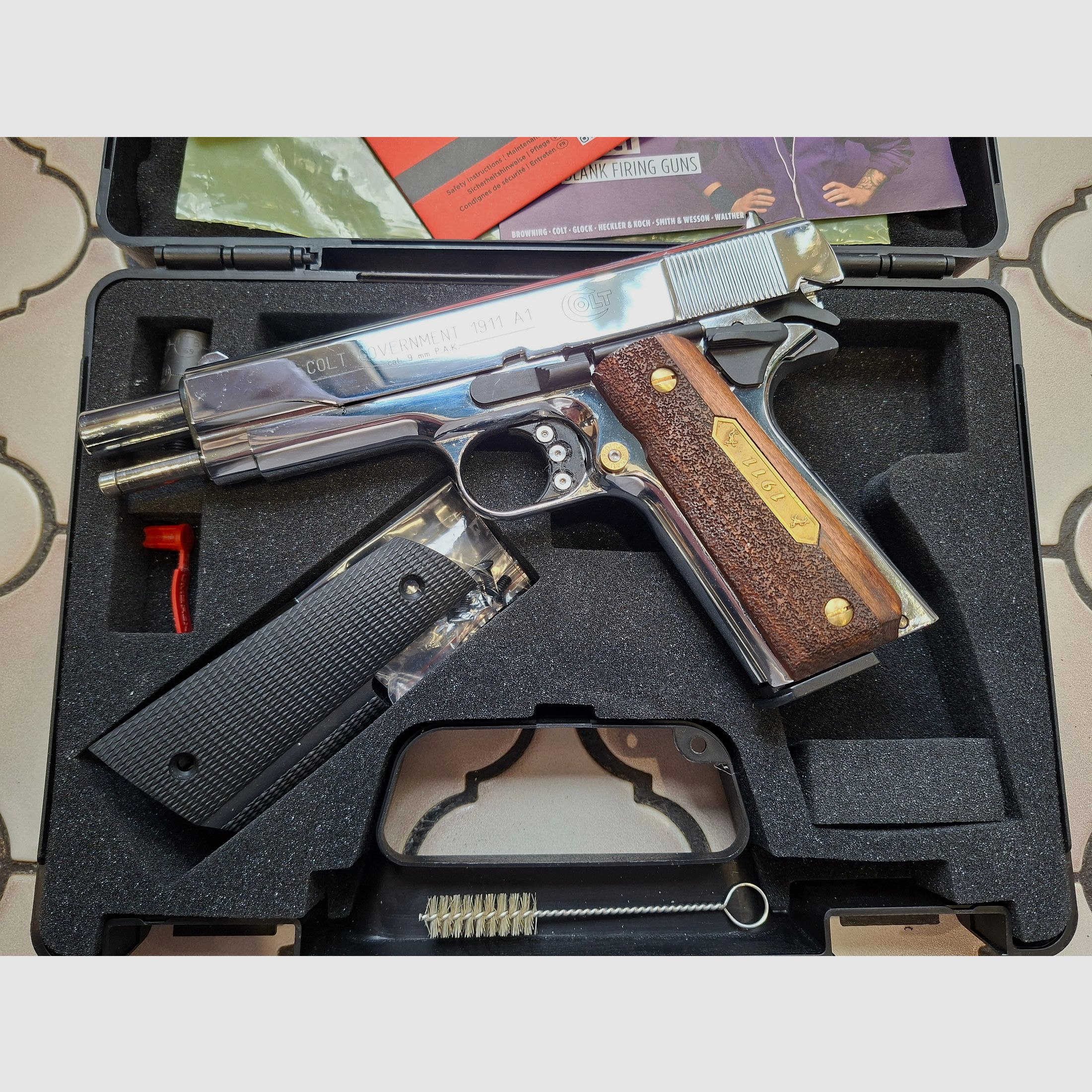 Colt 1911 Chrom, wie neu, unbeschossen, lange Federführung, Vitrinenstück.