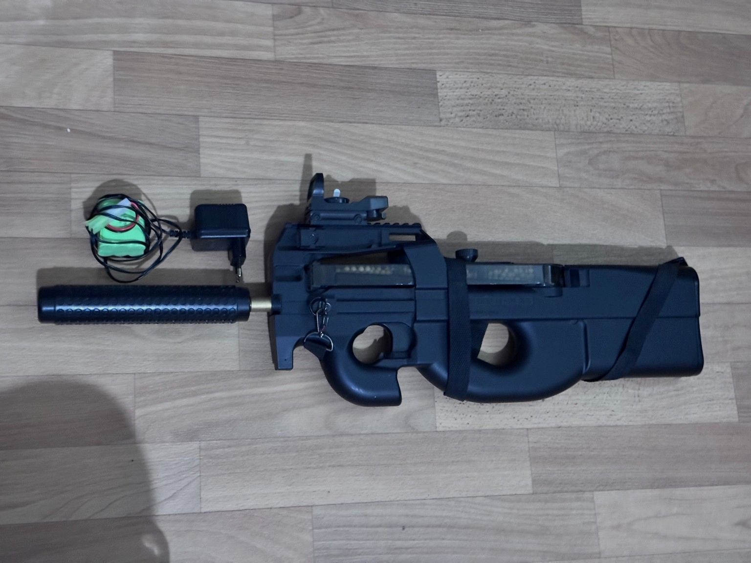 WELL D90S P90 Airsoft elektrisch – Akku, Ladegerät, Red Dot, Gurt, Schalldämpfer & BBs, Bild 1 von 6