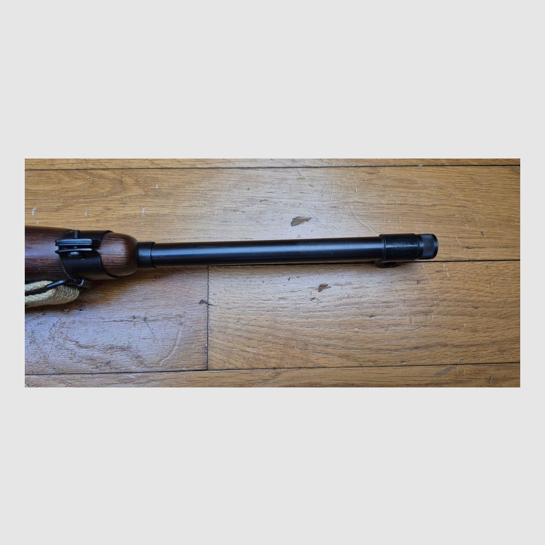Sehr schöne ERMA Modell EM1 Replik der USM1 — Kal. .22 LR — Waffe von 1977, nicht mehr sehr gut erhalten — Perfekte Mechanik und Spiegel-Lauf — 10-Schuss Magazin — Amerikanischer Militärriemen — Garantierter Spaß auf dem Stand — TBE+/TBE++, Bild 13 von 30