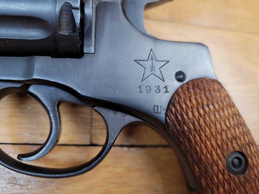 Piękny rosyjski rewolwer model 1895 zwany Nagant – Arsenal w Tuli – Broń monomatyczna z 1931 roku – Kaliber 7,62 Nagant – Bardzo ładna mechanika – Piękne oksydowanie – Wspaniała lufa – Broń wyboru w TBE++, zdjęcie 1 z 22