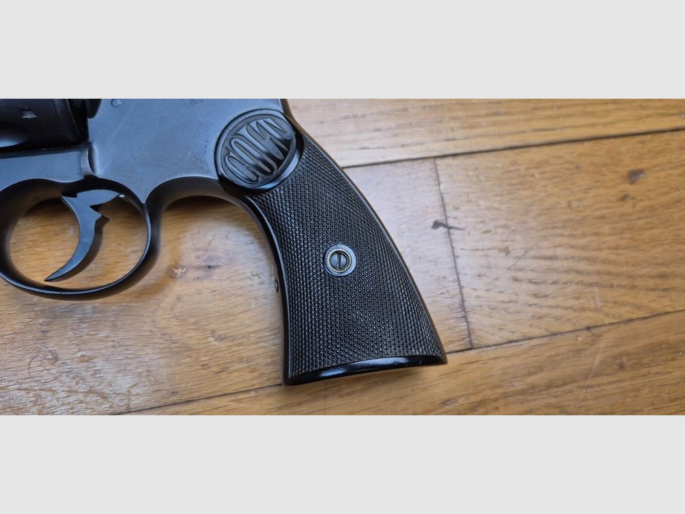 Zeer mooie Colt 1895 revolver – Iconisch model met kantelende trommel en tegen de klok in draaiend – Kal. 38 LC – Wapen van Hartford uit 1907 – Trommel met verengde kamers – Een van de laatste producten – Zeer goede mechanica – Uitstekende loop – Originele greepplaten – Zeldzaam wapen – Categorie D – Zeer goede staat – TBE+, afbeelding 3 van 22