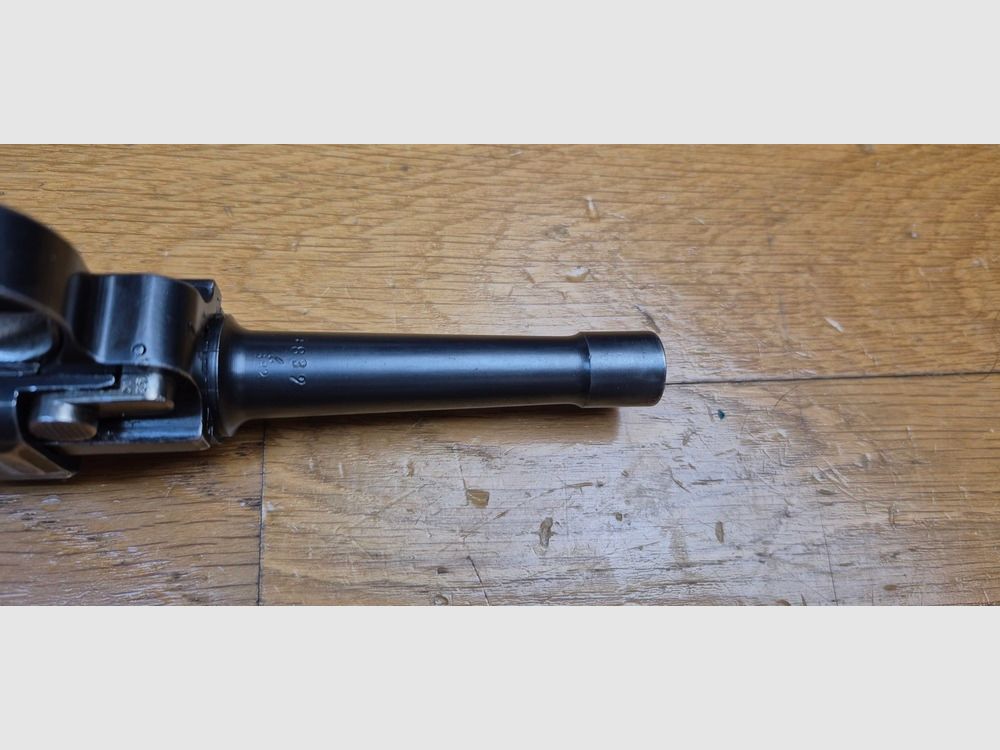 Sehr seltener und schöner Luger P08 Polizeipistole – Weimarer Zeit – Sonderanfertigung DMW von 1920 bis 1921 Polizei /Armee – Eine der 45.000 neu produzierten sogenannten „Alphabet DWM“ – Seltene Abzugssicherung „Schywie“ nach 1933 – Vollständig monomatrikuliert außer Magazin – Sehr schöne Mechanik und Ästhetik – Sehr guter Lauf – Seltenheitszustand und von großer Seltenheit – TBE+/TBE++, Bild 12 von 24
