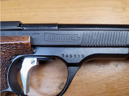 Exzellente Unique Modell DES 69 Pistole – Kal. 22LR – Original-Gewicht gemäß Modell – 10 Schuss – Große Präzision – Unverwüstlich – Top Made in France! TBE ++