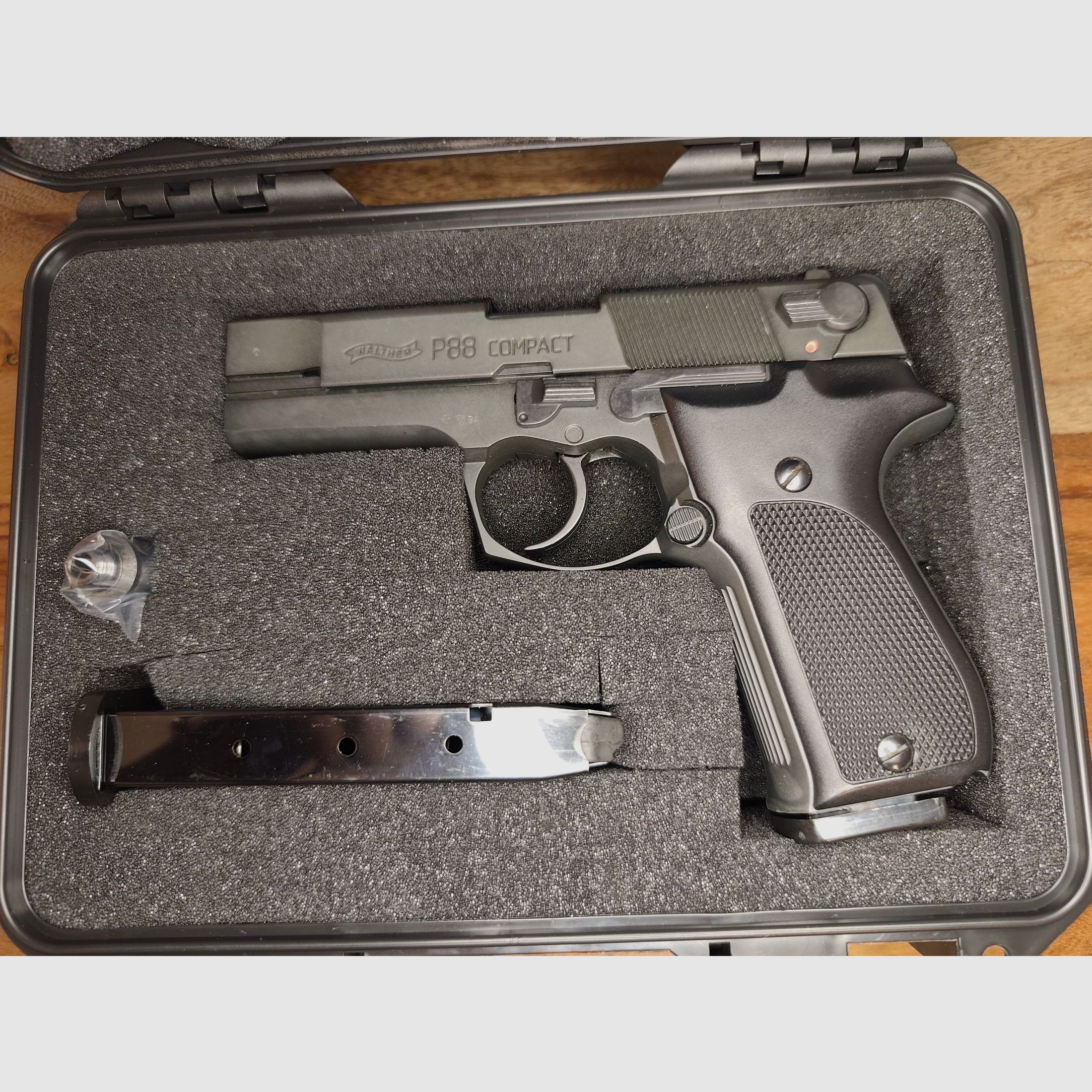 Walther P 88 Compact 9mm 2xMagazine black PTB 764 as new New Year's set 25xPyro effects + 50 shots ammunition P.A.K.