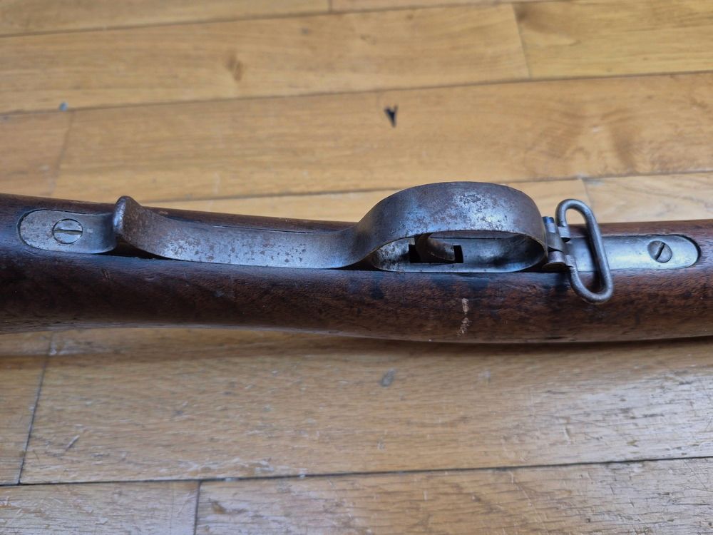 Unauffindbares russisches Regulierungsgewehr Berdan Nr. 1 Modell 1868 – Kal. 4,2 Linien – Sehr seltene Produktion Colt Hartford von 1869/70 – Nur 30.000 Waffen – Ausgangspunkt aller modernen russischen Waffen – Nussbaumholz TBE – Exzellente unberührte Mechanik – Schöne Brünierung und Marmorierung im Verschluss – Wunderschöner Lauf – Ausgezeichneter Allgemeinzustand – Eine der größten Raritäten der regulären Waffen des 19. Jahrhunderts – TBE++!, Bild 13 von 39
