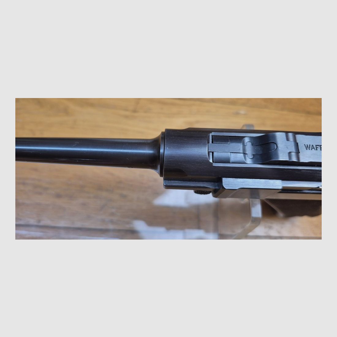 Sehr schöner Luger Schweiz P06/1924 – Kal. 7,65 Parabellum – Arsenal Bern 1932 – Eines von 17.800! – Vollständig monomatrikuliert – Magazin im Modell – Zustand nahezu neu! Wunderschön! TBE++, Bild 20 von 28