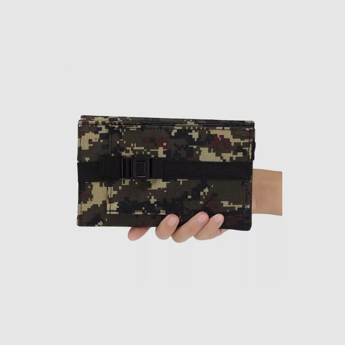 Pequeño panel solar plegable con conexión USB de 10-20 vatios en camuflaje digital verde