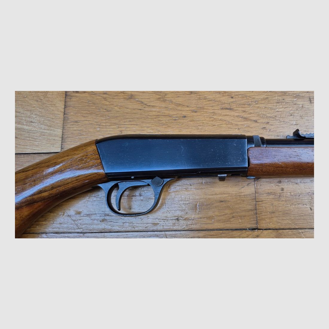 Zeer mooie en zeer aangename semi-automatische geweer Browning SA-22 "Smokeless" – Kal. .22LR – Kwaliteitsfabricage FN Herstal – Take down model – 10 schoten – Zeer goede esthetische en mechanische staat – "Nickel" loop – Een van de meest leuke en zeer nauwkeurige vuurwapens – TBE+, afbeelding 27 van 30