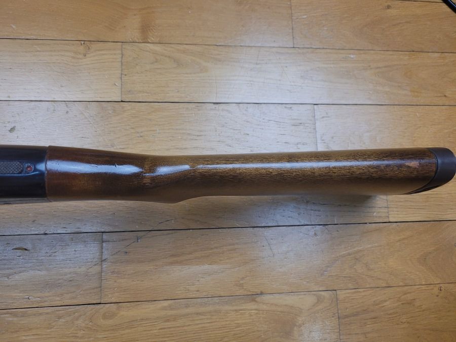 Super Vorderschaftrepetierer Mossberg 500ATP « Persuader » – Kaliber 12/76 – Waffe von 1982 – Lauf von 47cm – 5 Schuss – Schaft und Pumpen aus schönem Nussbaum – ambidextre Sicherheit – 100% made in USA – Eines der besten « Pumpen » – TBE, Bild 18 von 23