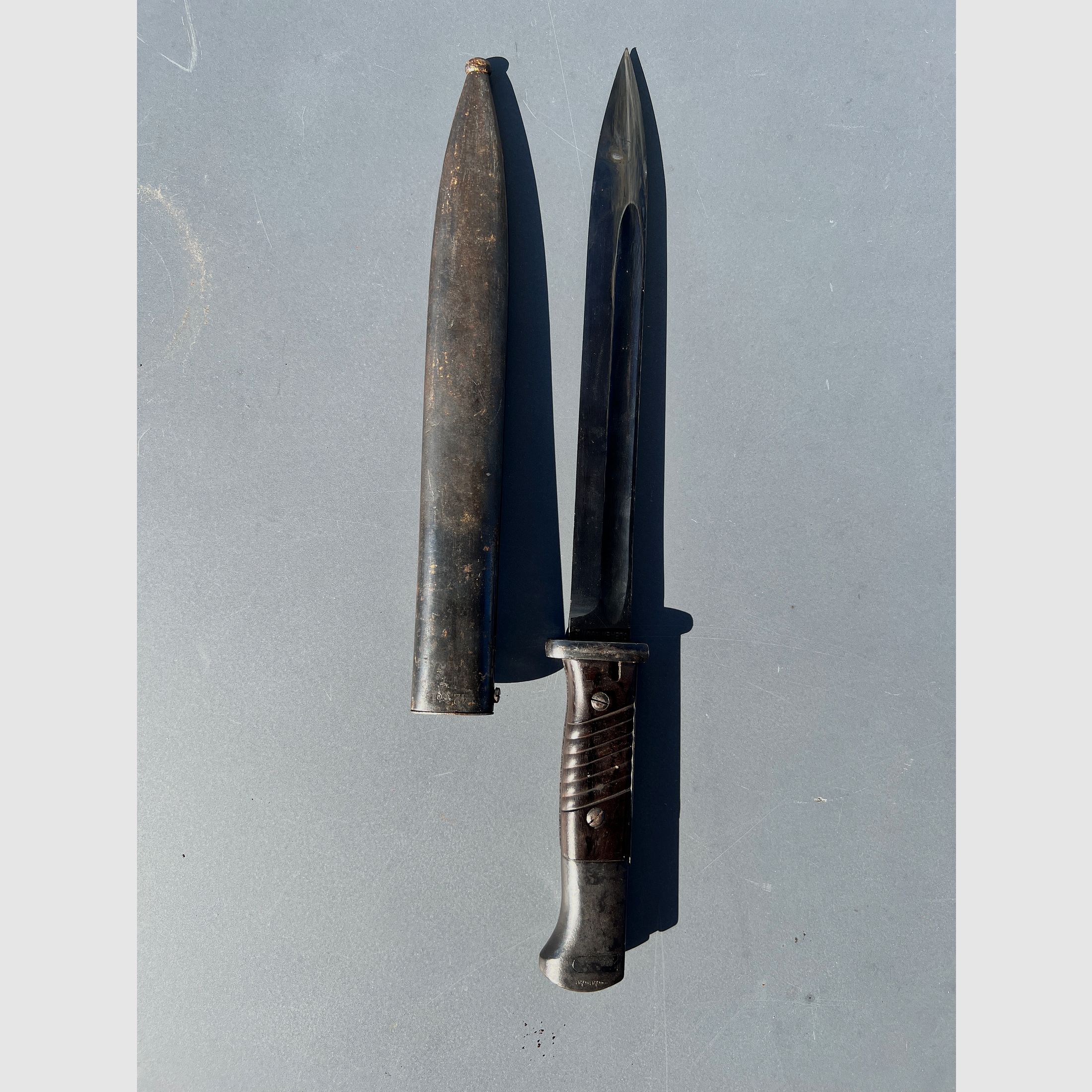 Originales deutsches K98 Bajonett / Seitengewehr 84/98 (Clemen & Jung, 1940) mit Scheide (1942)