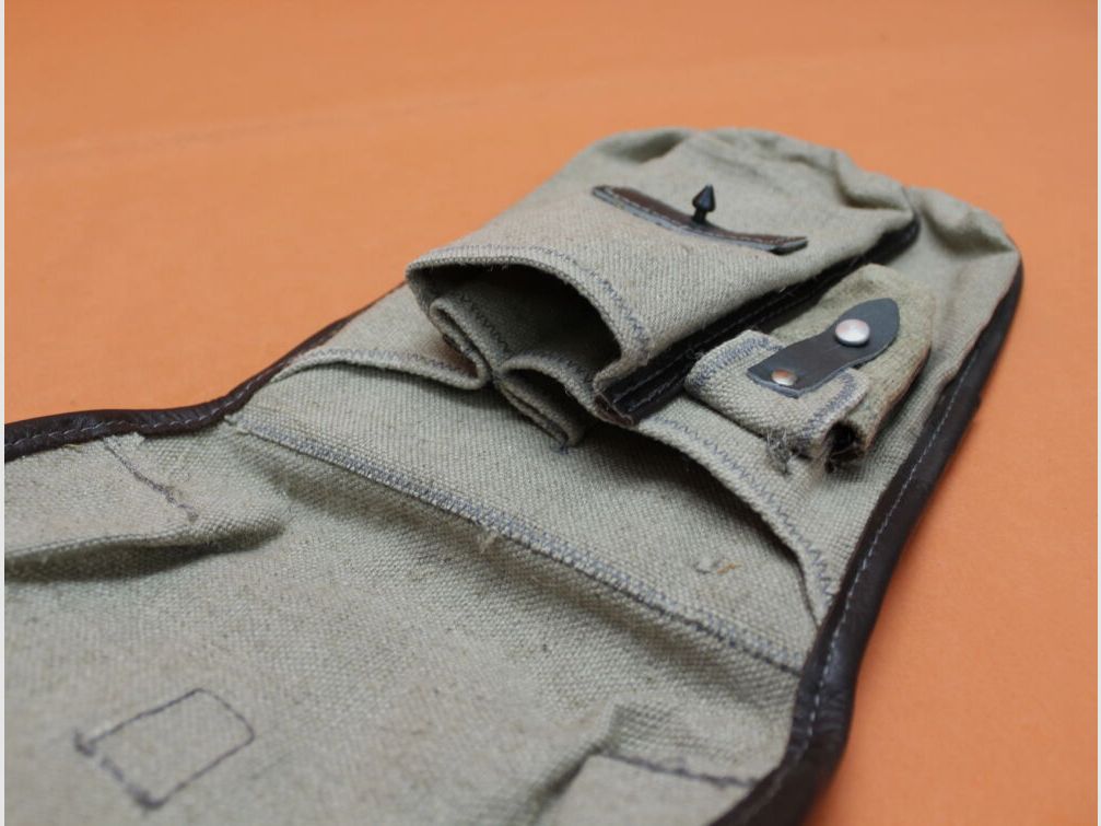 NVA SURPLUS Kalashnikov AKM: Magazintasche DDR hellbeige für 3 Stück 30-Schuss Magazine (Exportfertigung). (SURPLUS neuwertig/ geringe Lagerspuren)