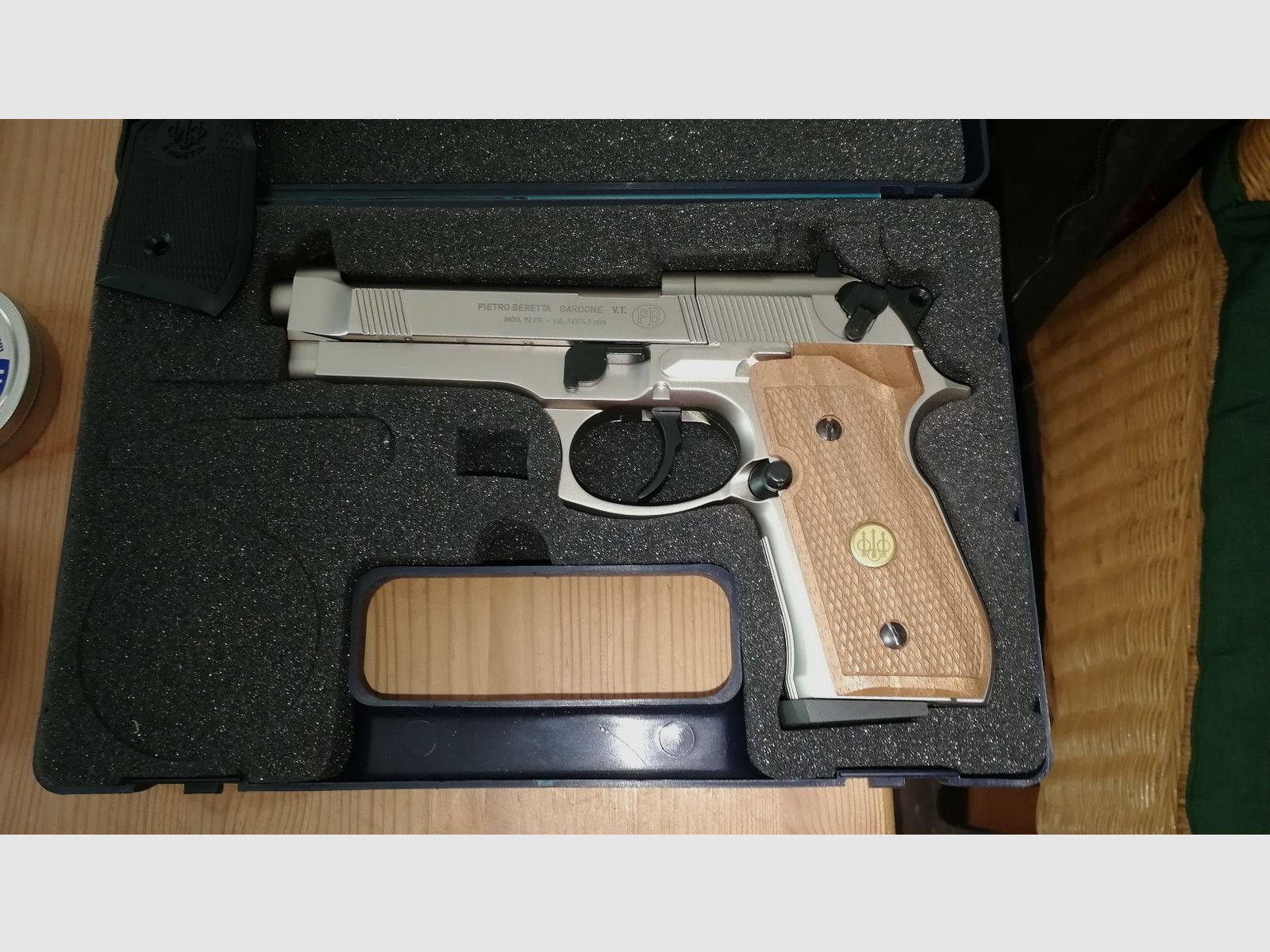 Beretta Mod. 92 FS vernickelte Luftpistole mit Holzgriff- und Kunststoffgriffschalen und viel Zubehör