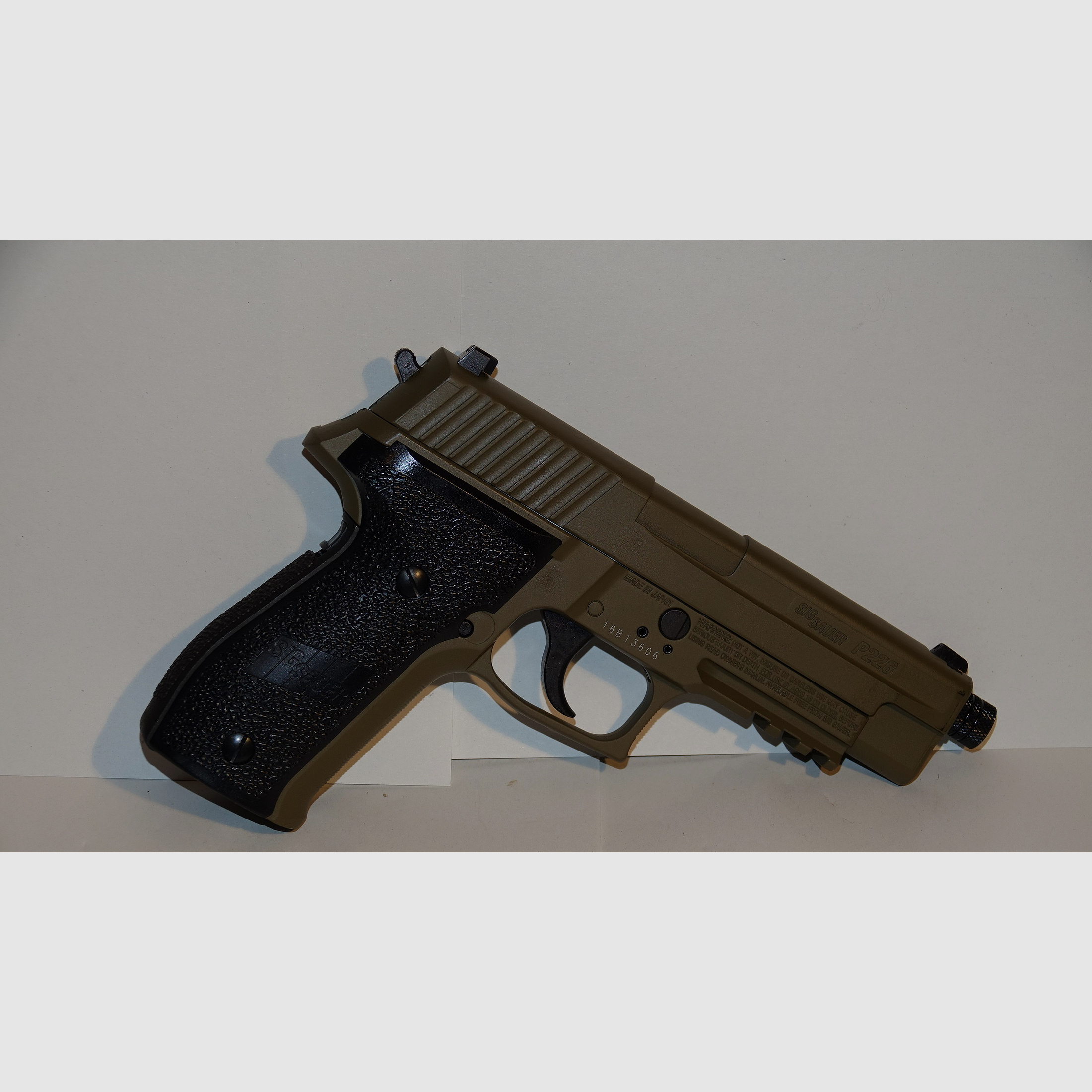  SigSauer P226 CO2 Pistool BlowBack in zeldzaam TAN BEIGE / DARK Earth als nieuw