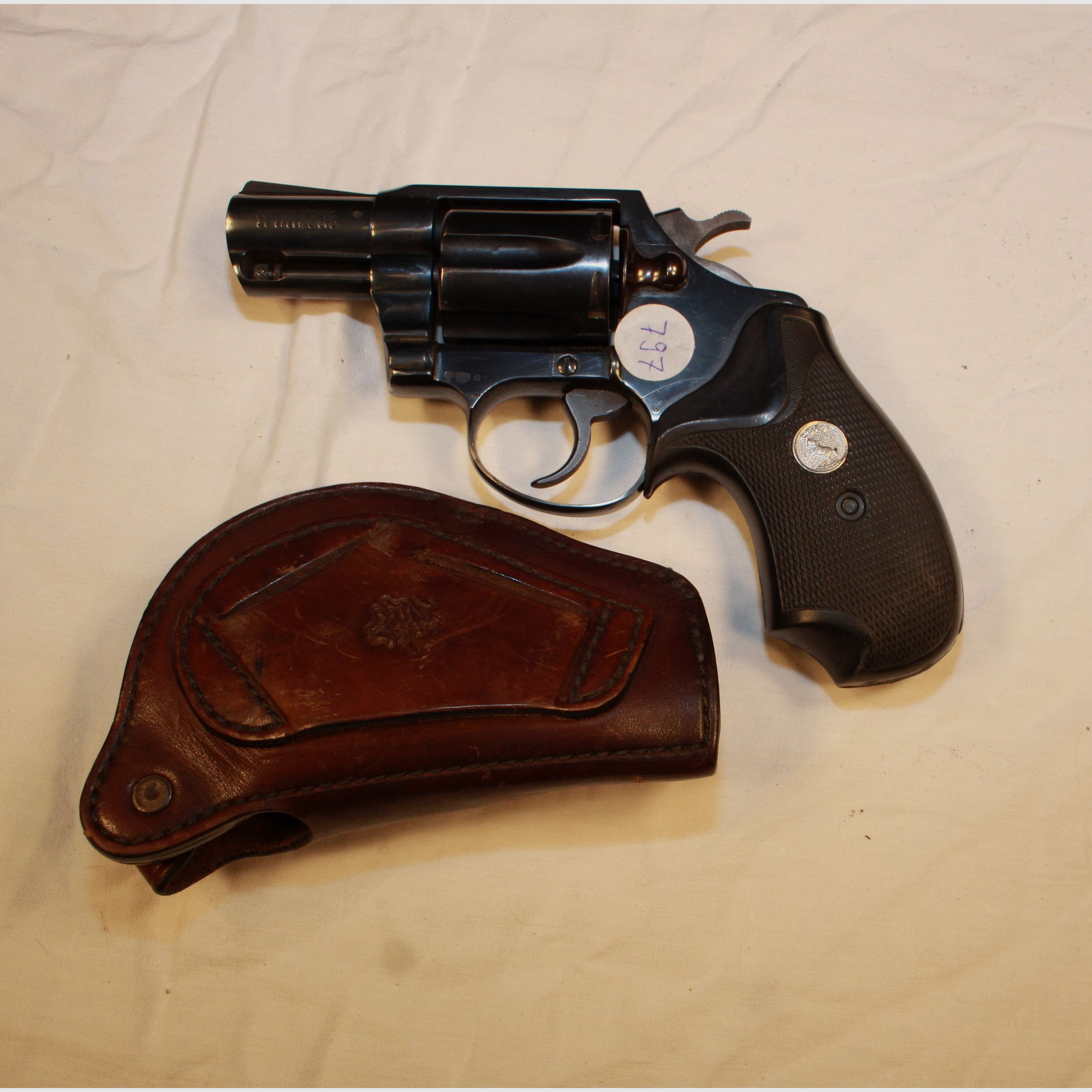 Colt Detective, .38 Spl., con fondina.