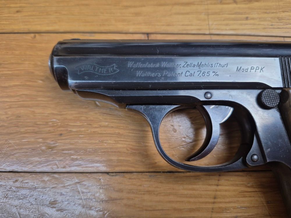 Sehr schöner Walther PPK Pistol – Herstellung Walther Zella-Mehlis Mitte / Ende 1936 – Kal. 7,65 – Sehr schöne Brünierung – Riemenring – Kleiner Zivilist, der zur Polizei übergeben wurde! – Spiegel-Lauf – TBE+, Bild 5 von 19